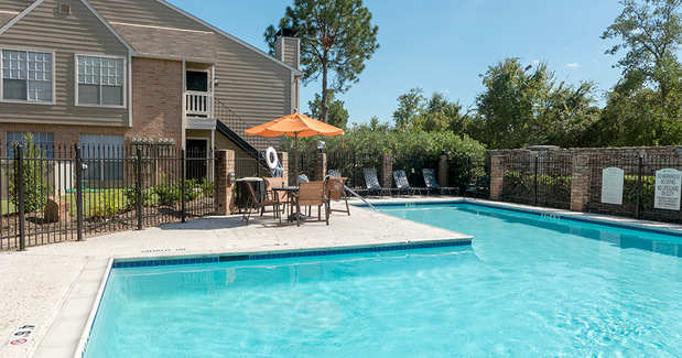 Images Oaks at Greenview Apartments