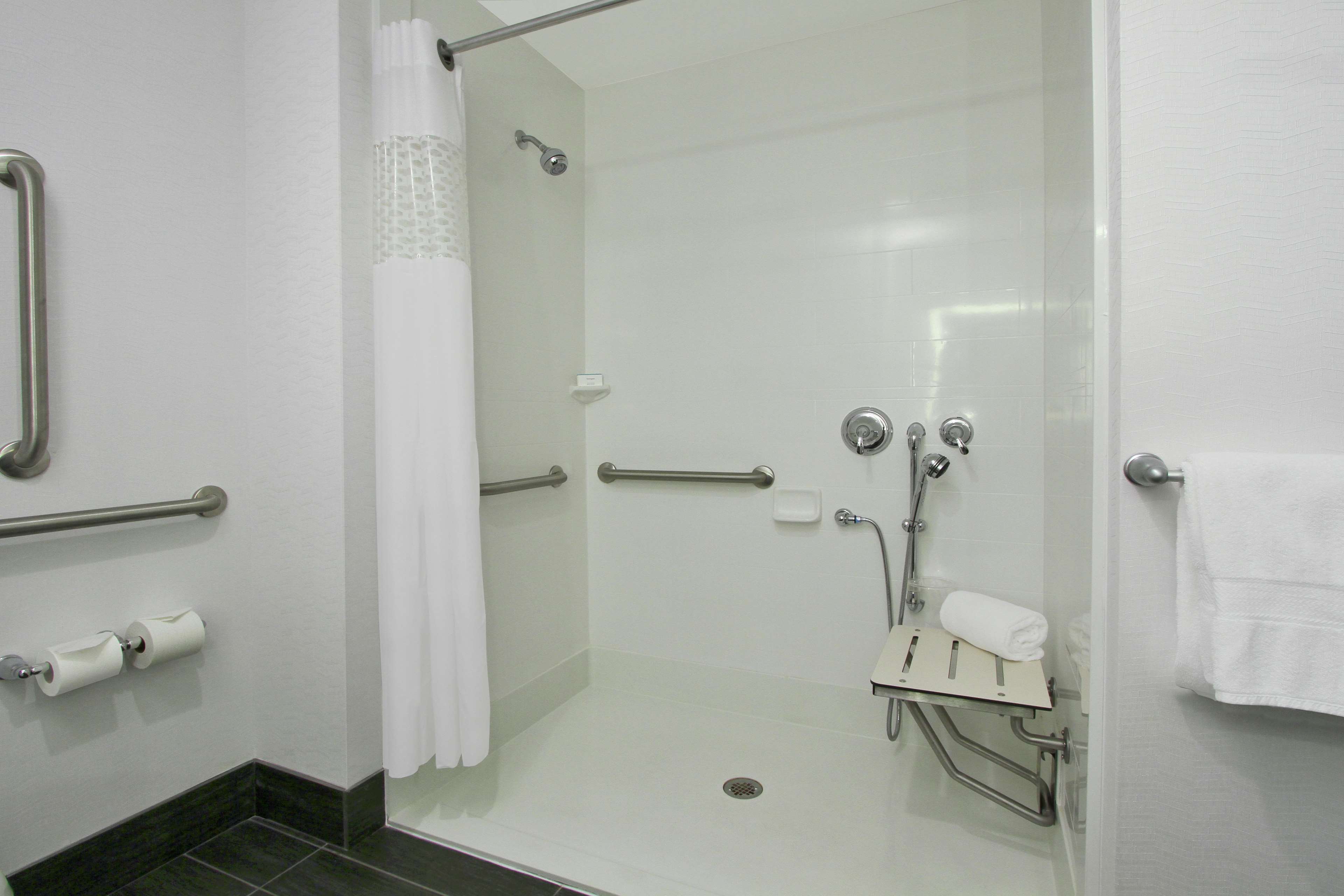 Guest room bath