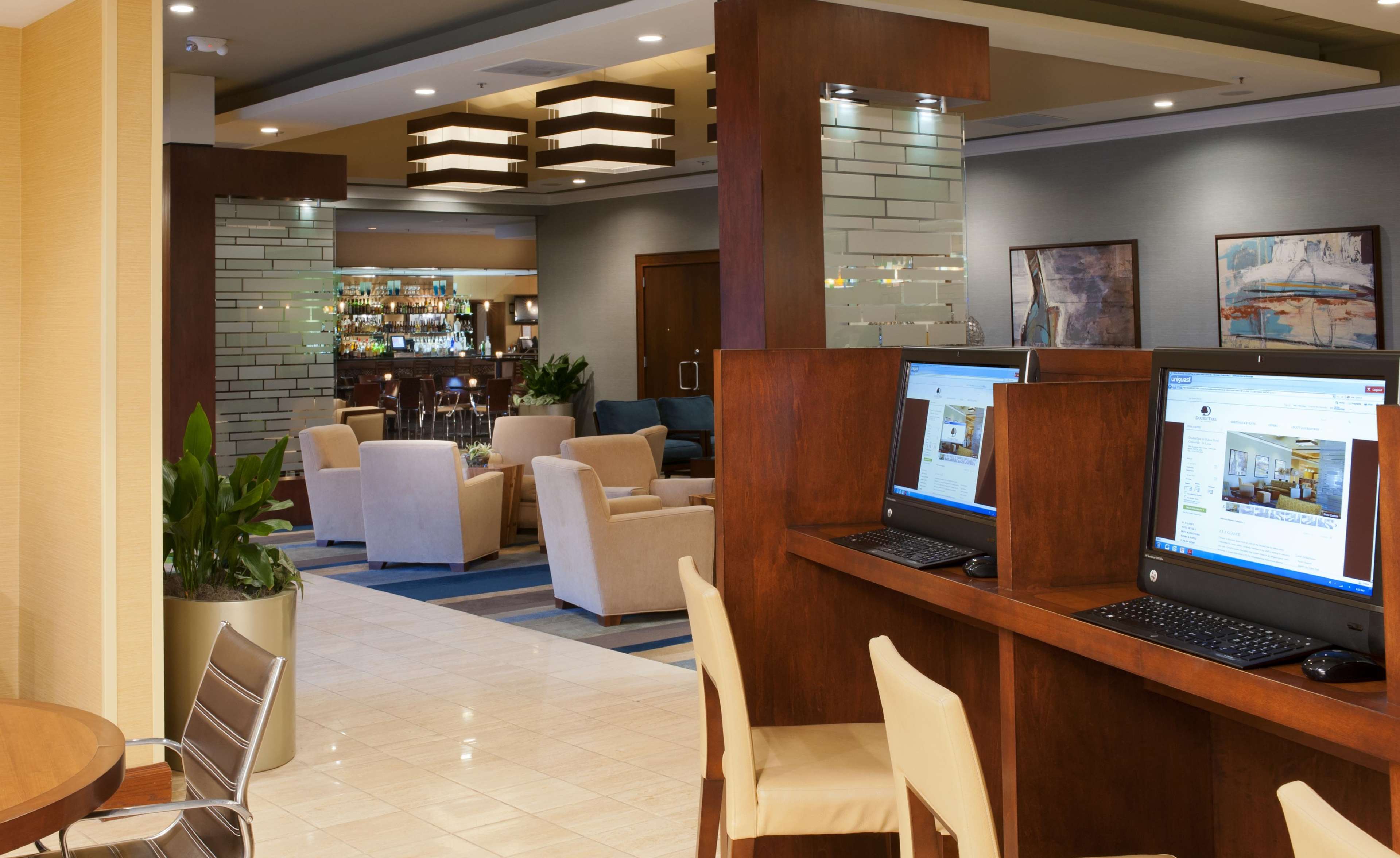 DoubleTree by Hilton Hotel Collinsville - St. Louis Photo