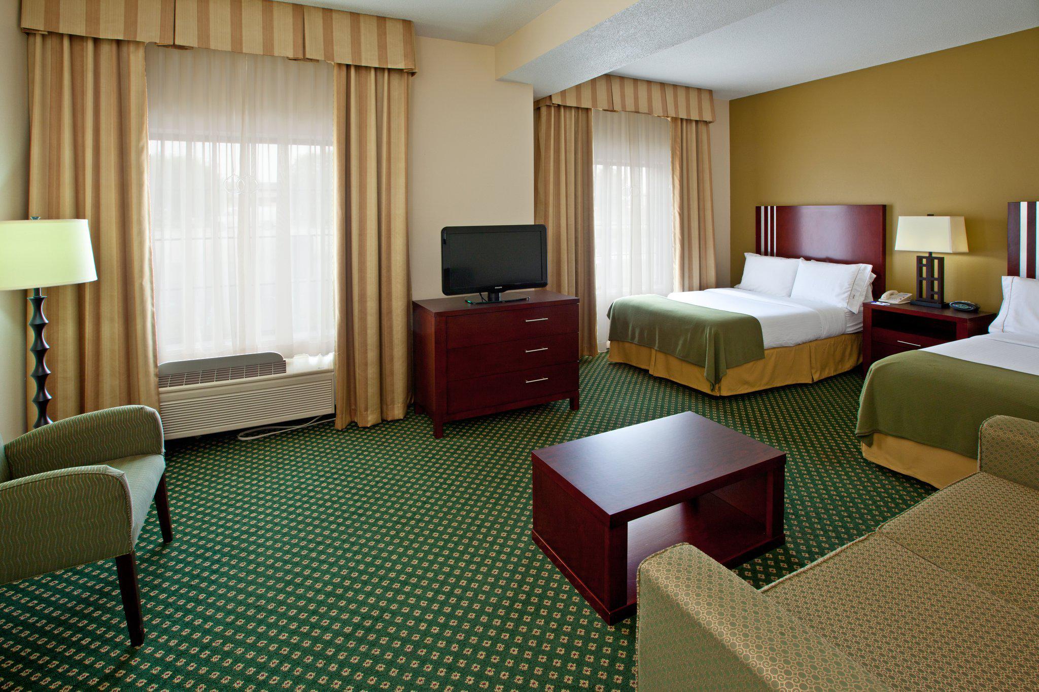 Holiday Inn Express & Suites Indianapolis - East Photo