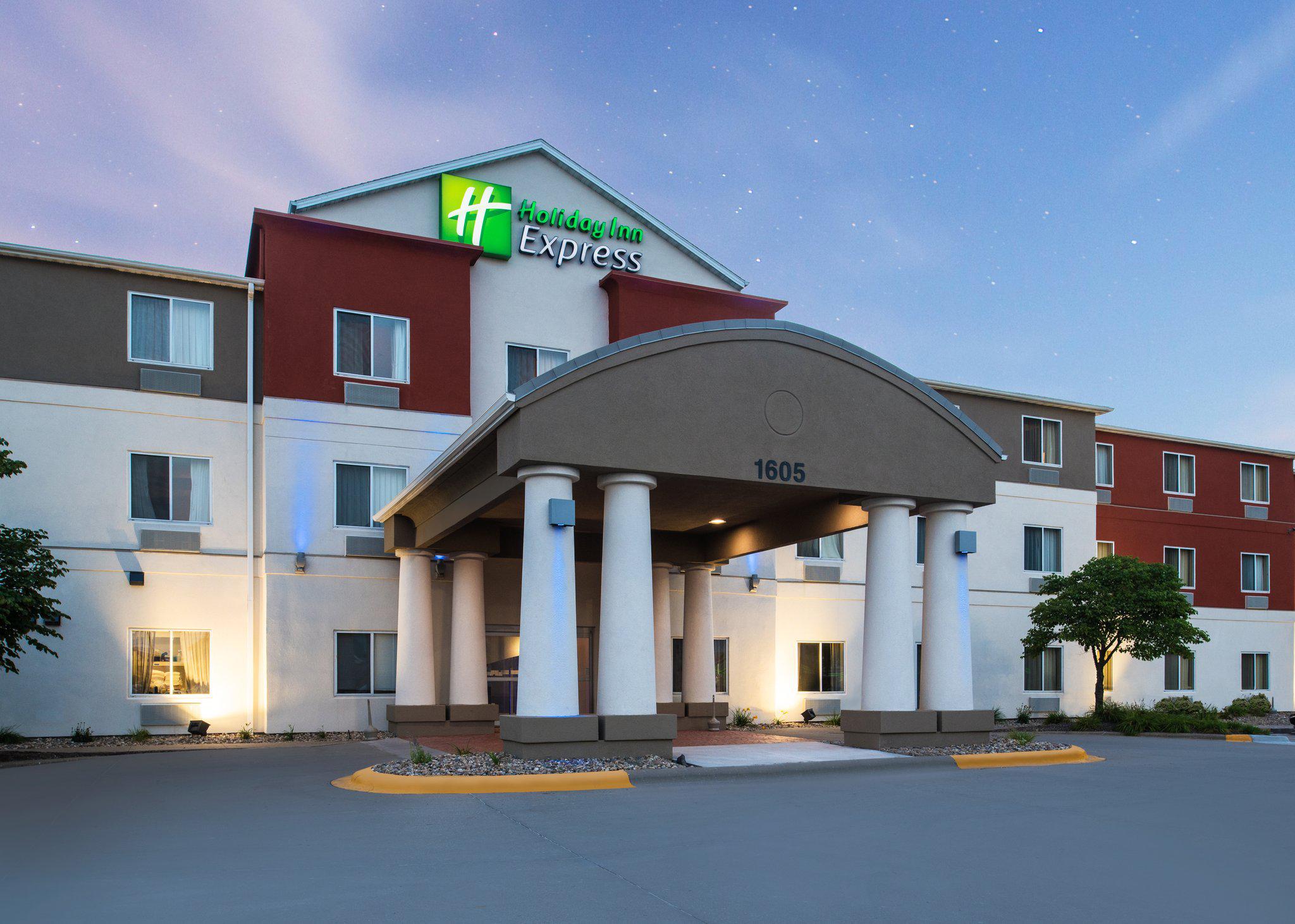 Holiday Inn Express & Suites Burlington Photo