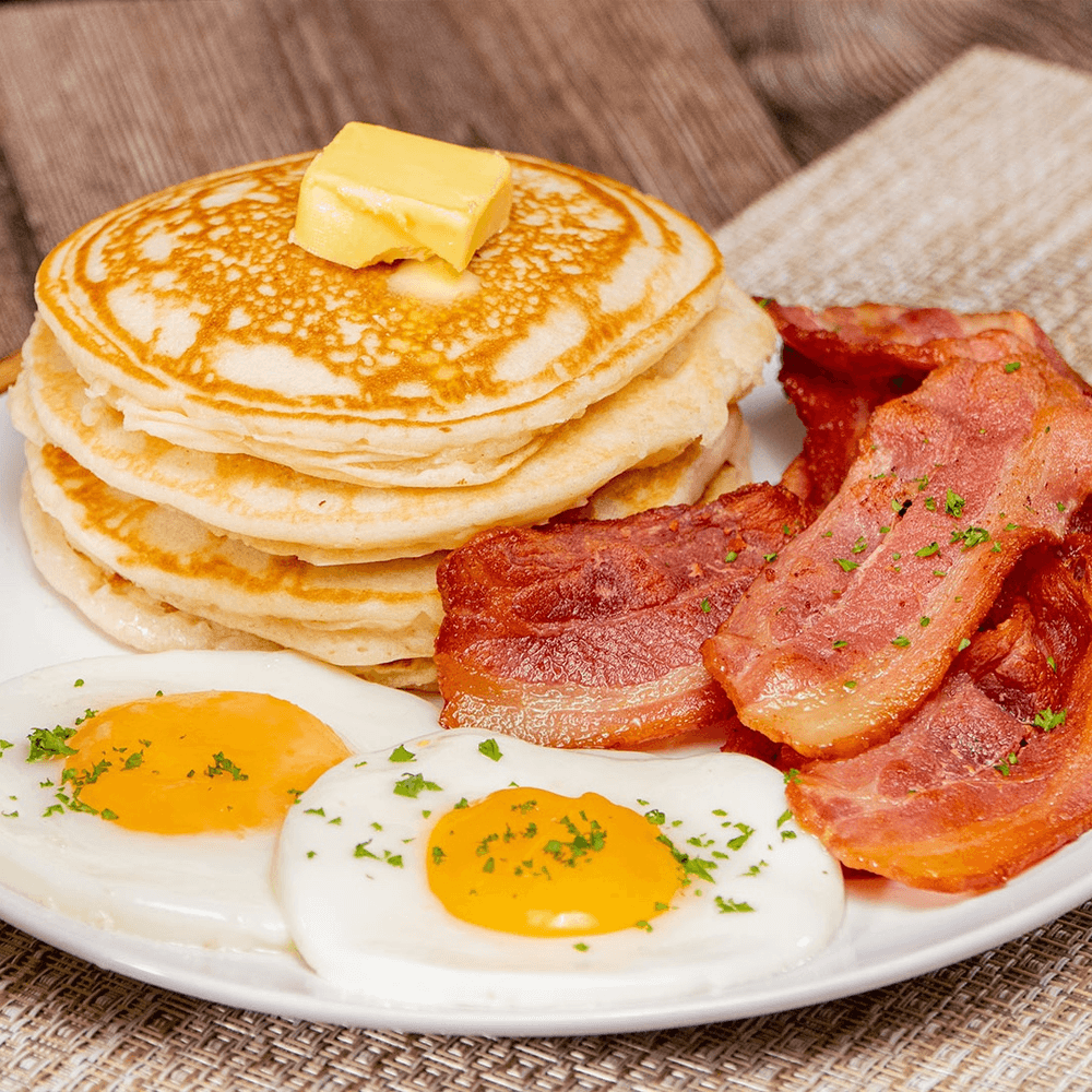 Pancakes W/ Bacon & Egg / Pancakes Con Huevo Y Tocino