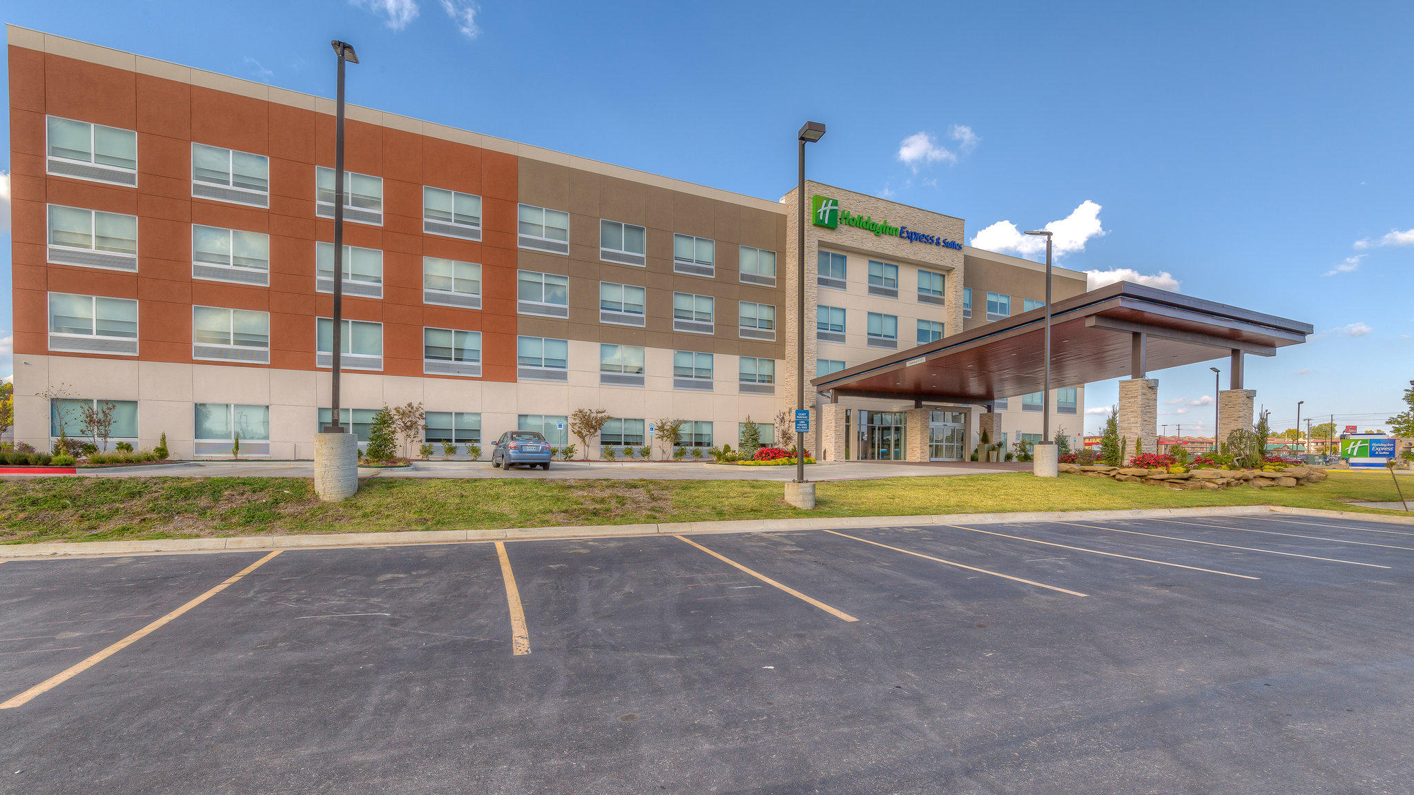 Holiday Inn Express & Suites Tulsa Midtown Photo