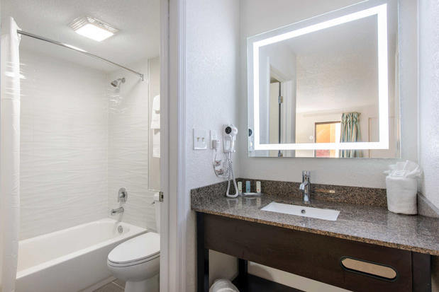 Images Clarion Inn & Suites