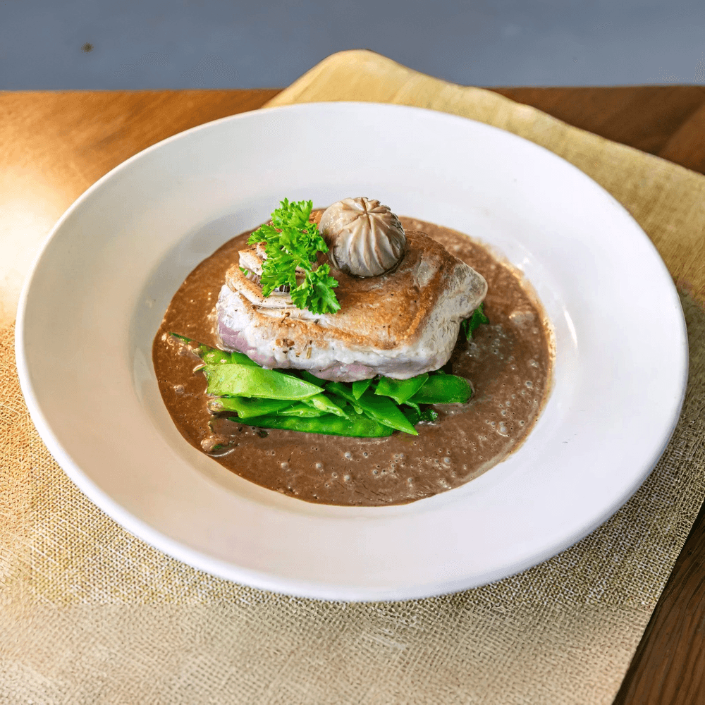Steak De Thon Grillé - Sauce Aux Champignons Portobello Et Pois Gourmands