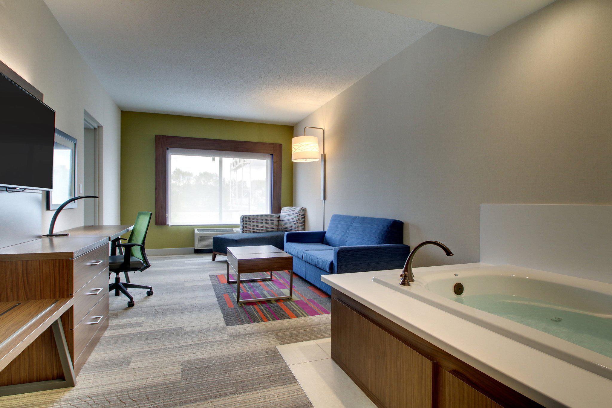 Holiday Inn Express & Suites Aurora - Naperville Photo