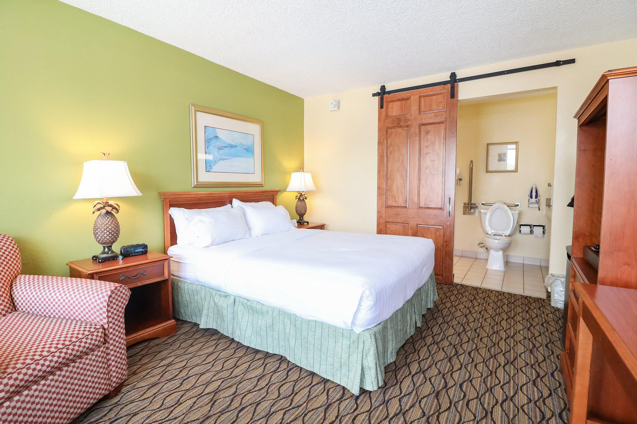 Holiday Inn & Suites Vero Beach-Oceanside Photo