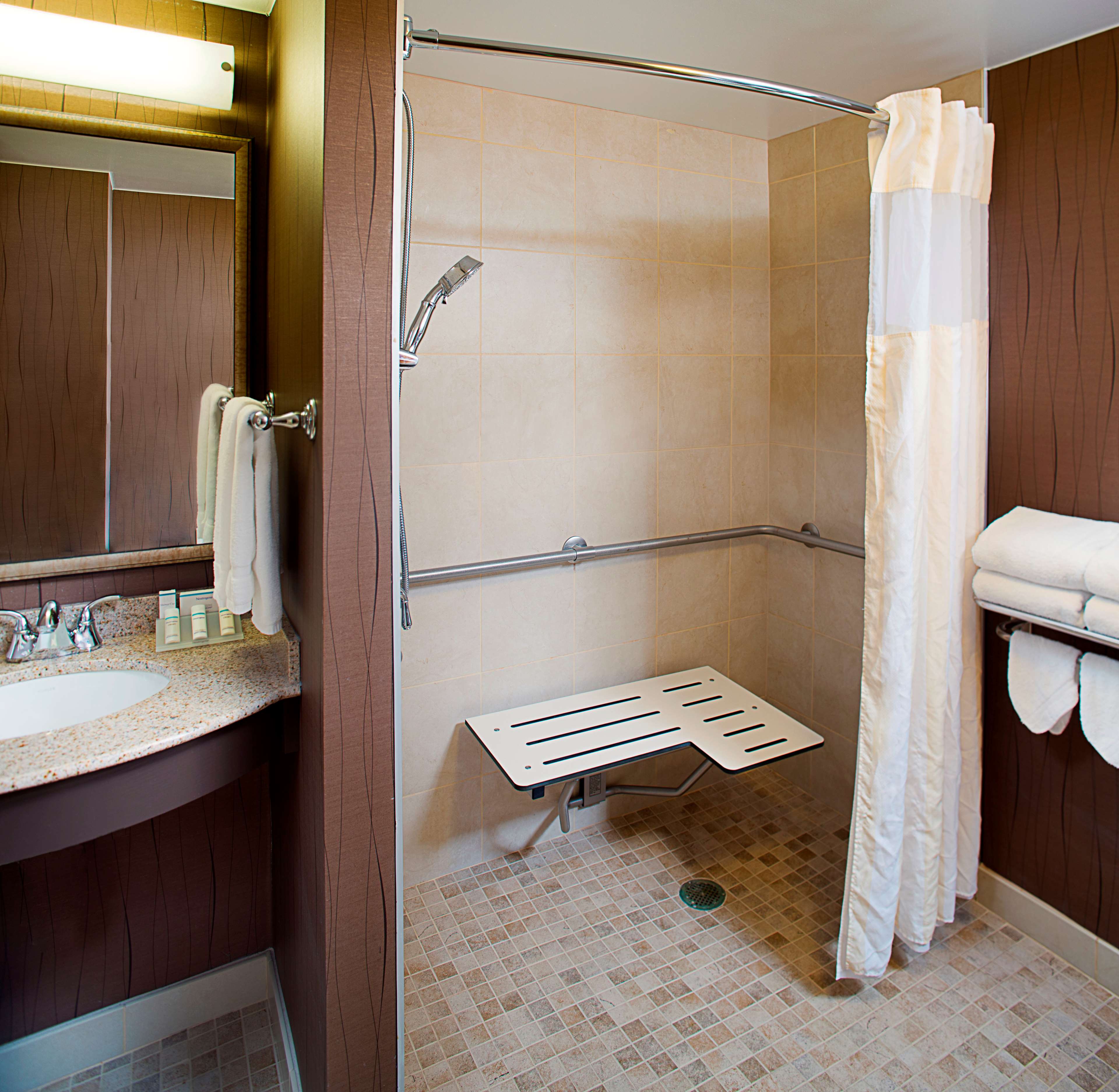 Guest room bath