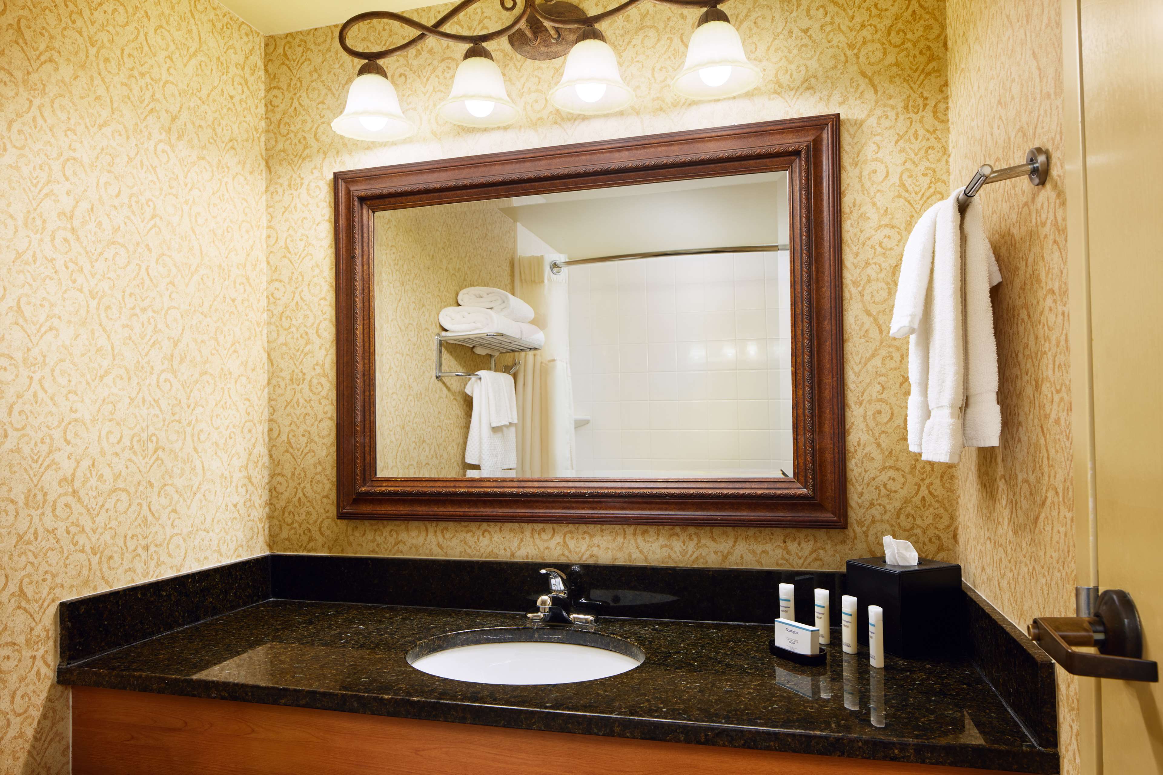 Guest room bath