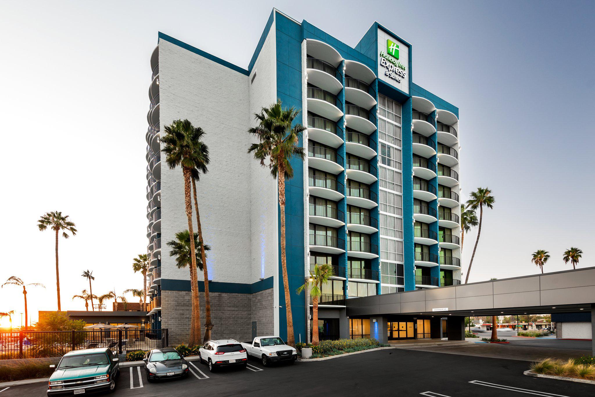 Holiday Inn Express & Suites Santa ANA - Orange County Photo