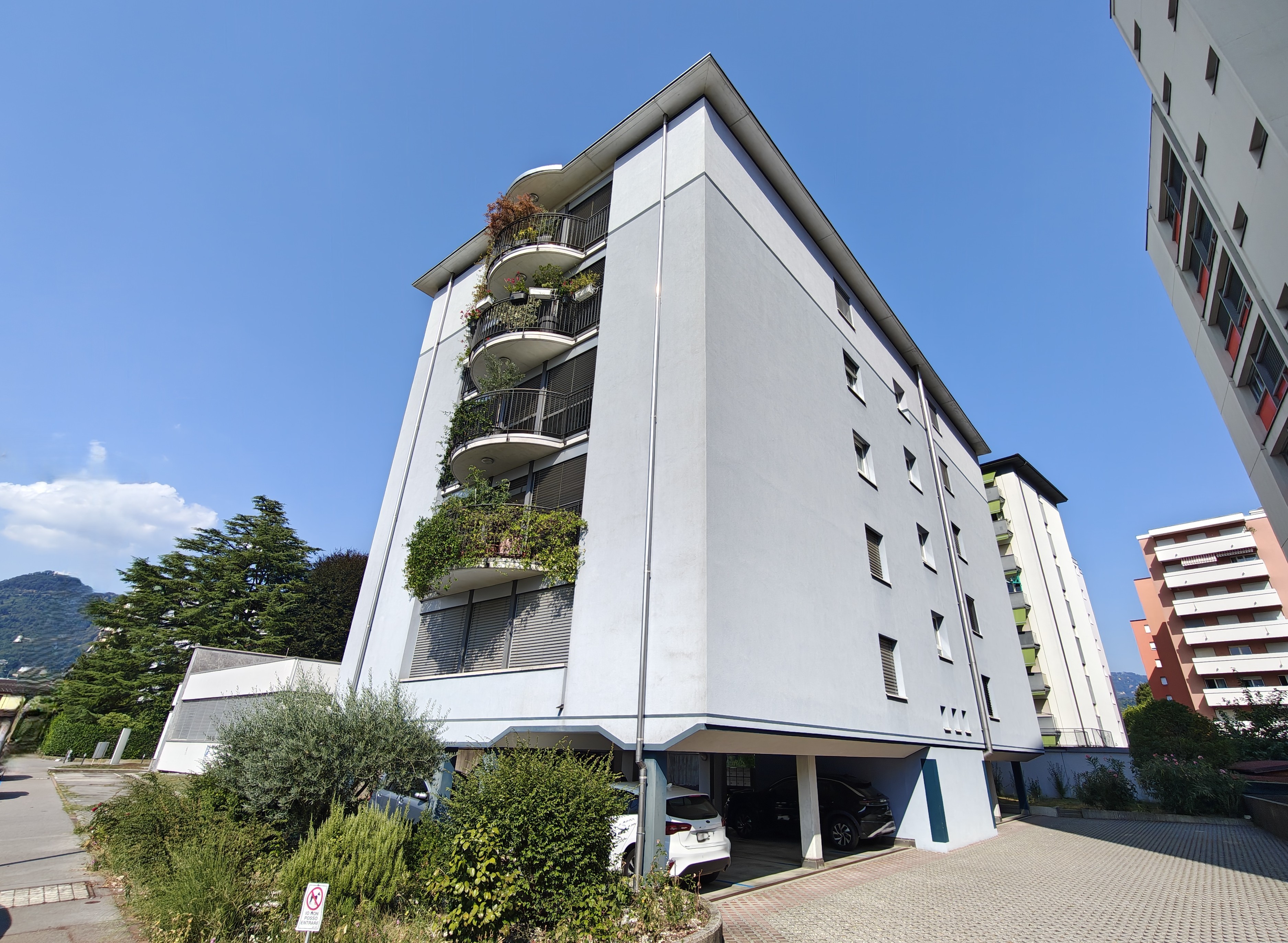 Chiasso - Spacious 5.5-room apartment with 2 parking spaces