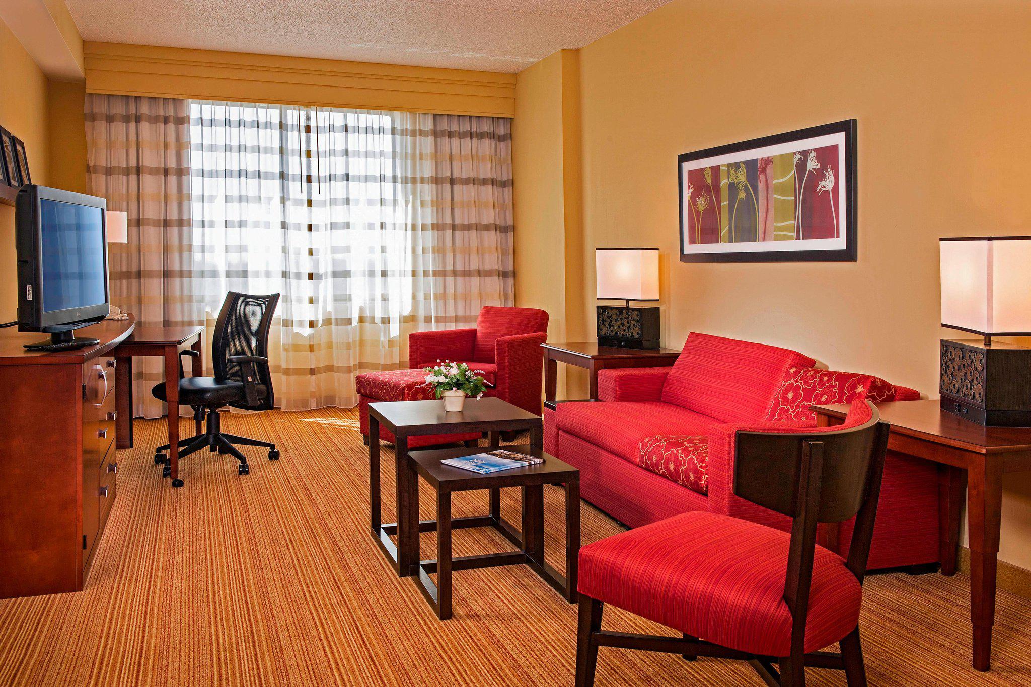 Courtyard by Marriott Long Island MacArthur Airport Photo