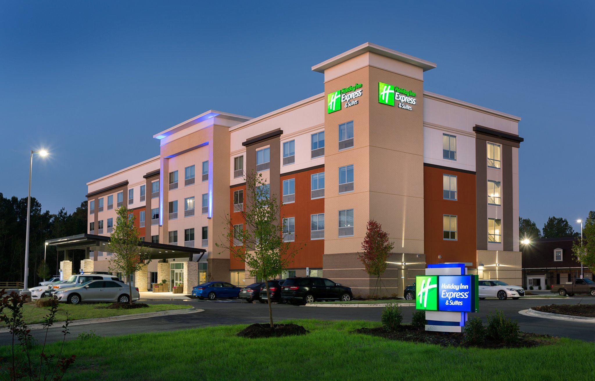 Holiday Inn Express & Suites Fayetteville South Photo