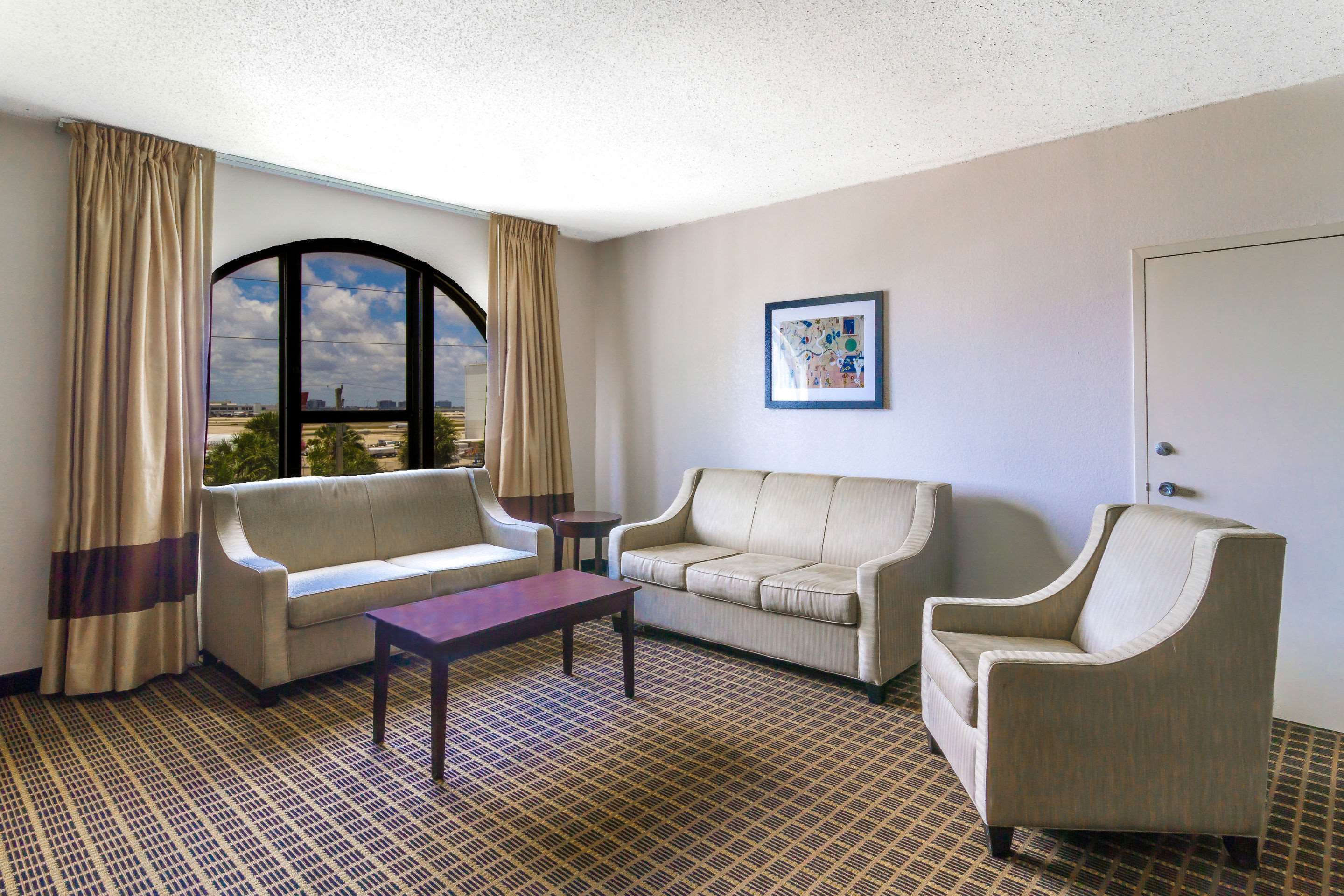 Clarion Inn & Suites Miami International Airport Photo