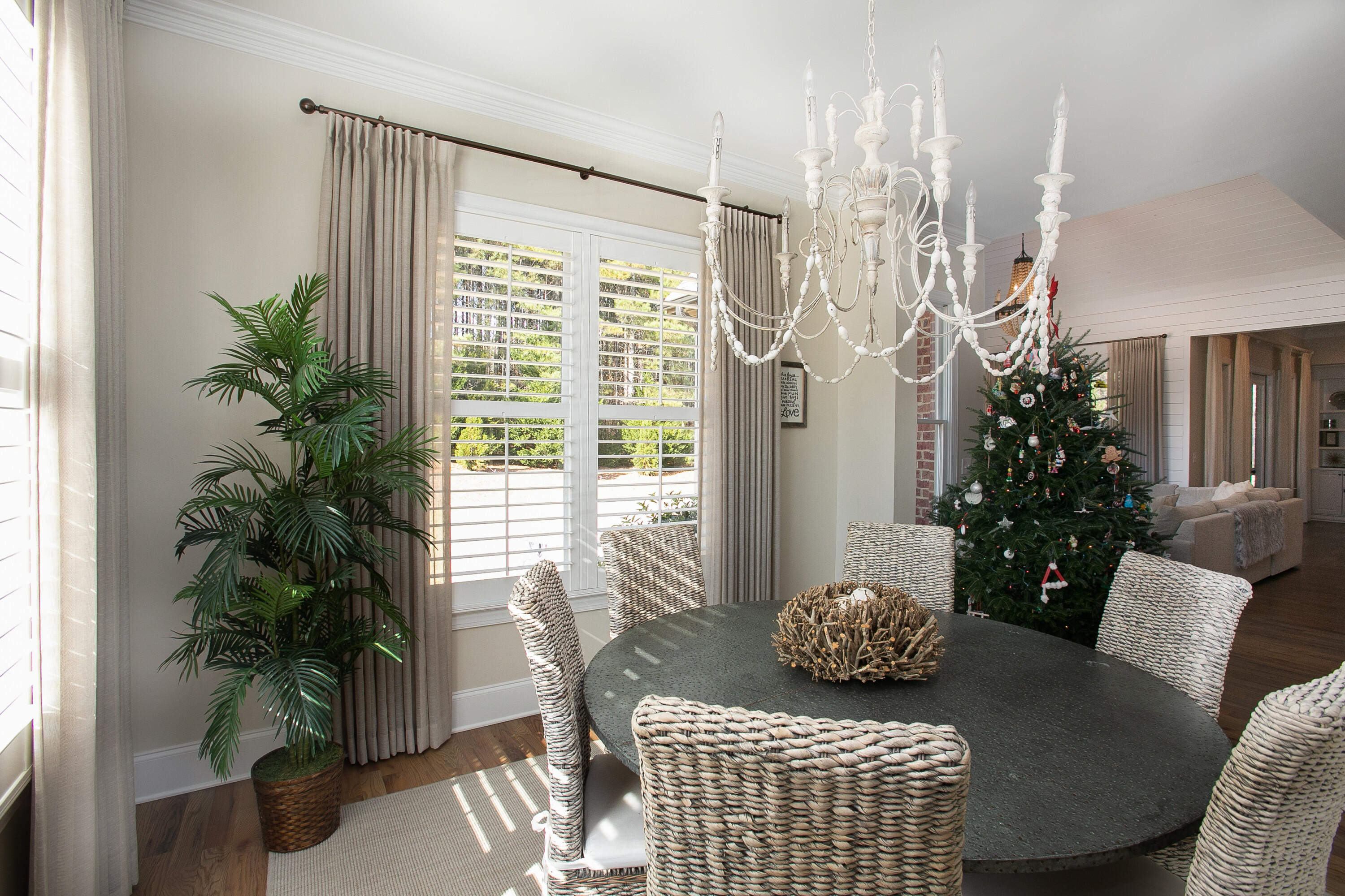 We love to see festive decorations this holiday season! A perfect morning would be to sit down with a cup on hot chocolate in this cozy dining room!