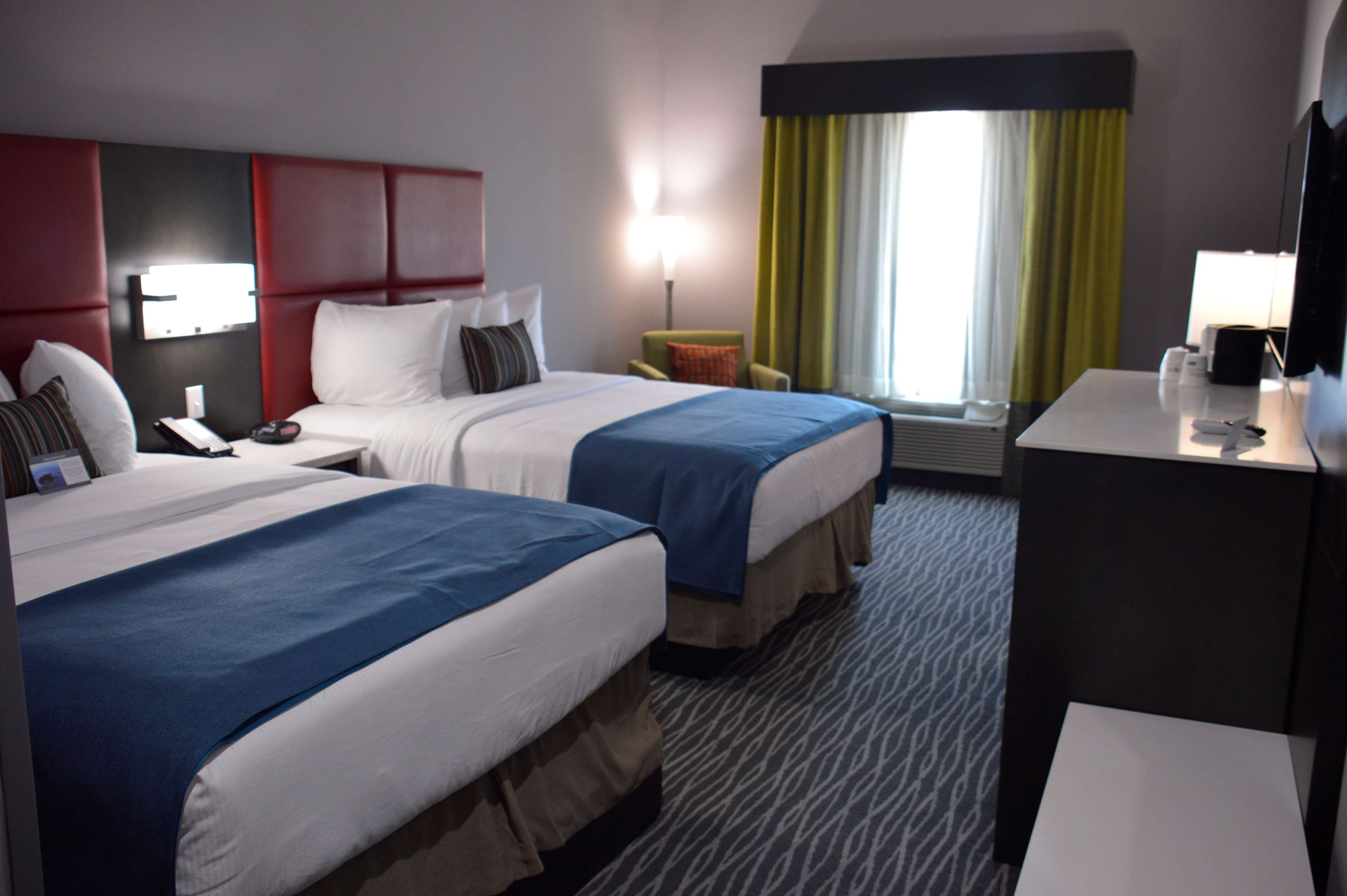 Best Western Plus Airport Inn & Suites Photo