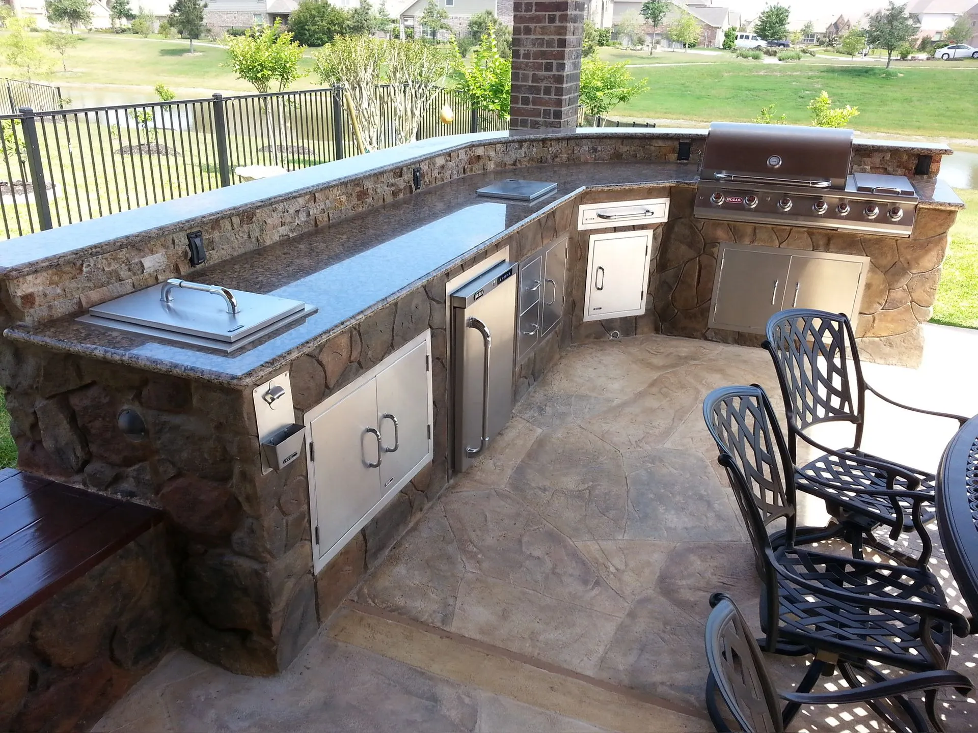 Outdoor Kitchens and Bars