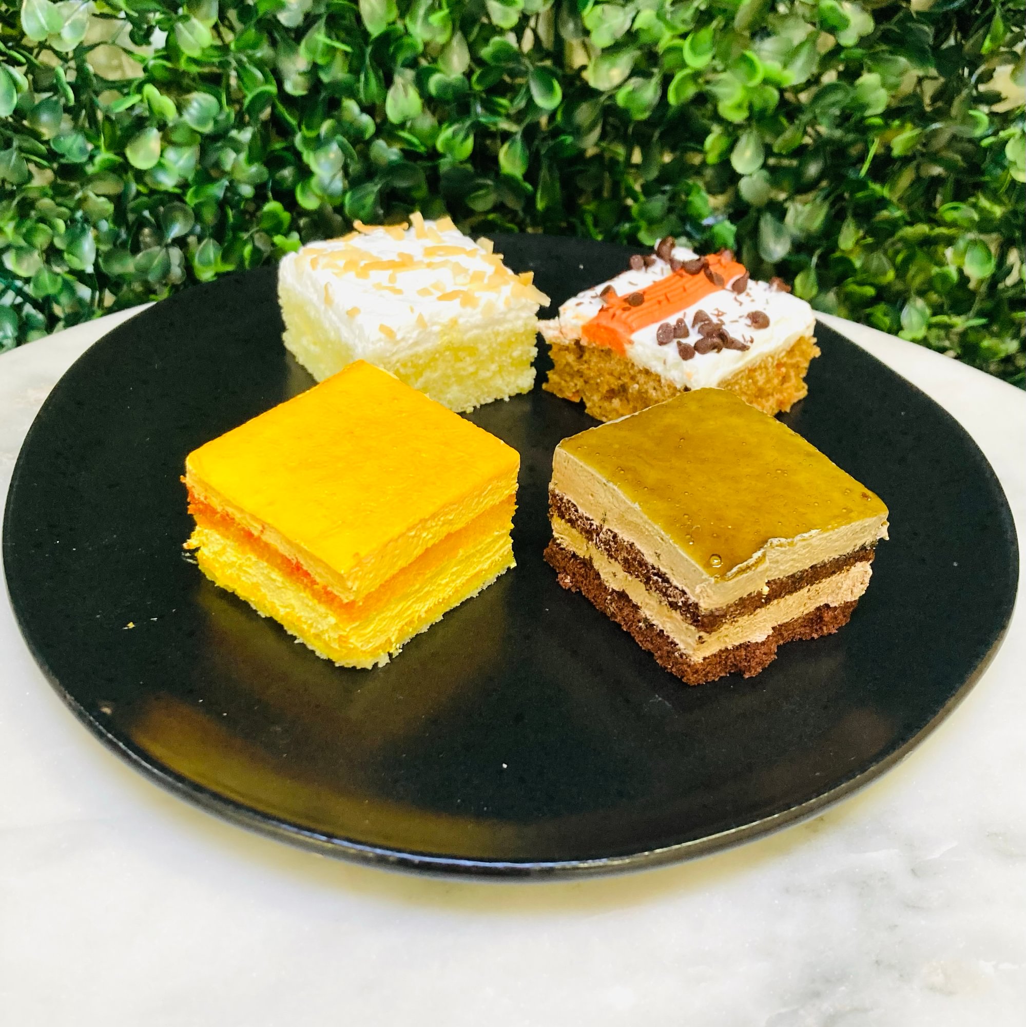 Mini Cakes: Choose Your Flavors: Total (4PCS)
