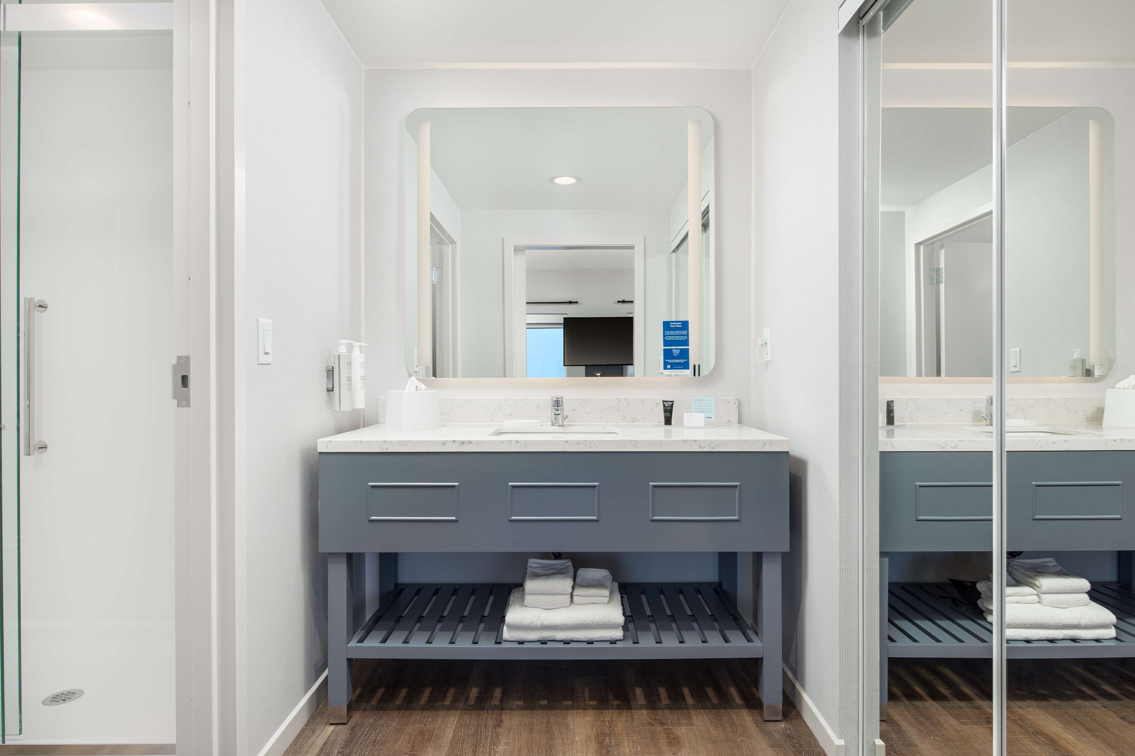 Guest room bath