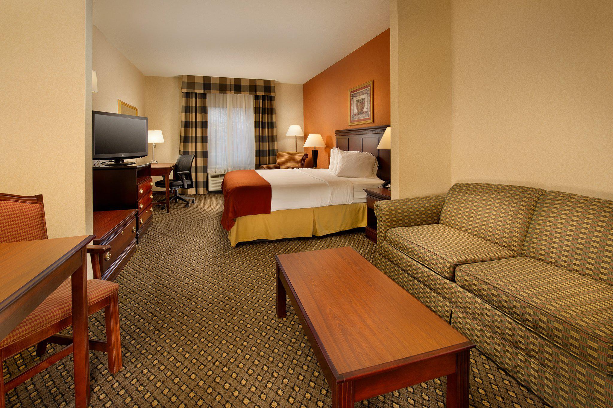 Holiday Inn Express & Suites Chambersburg Photo