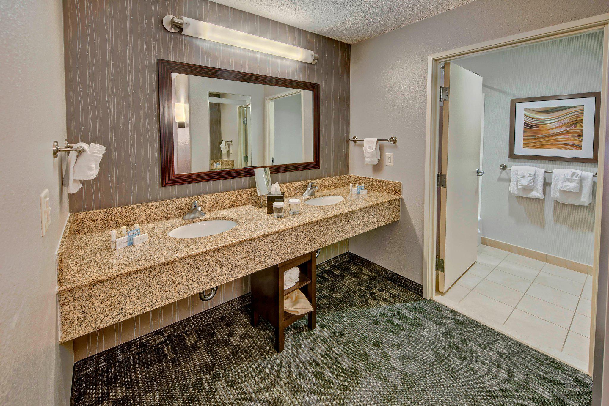 Courtyard by Marriott Alexandria Photo