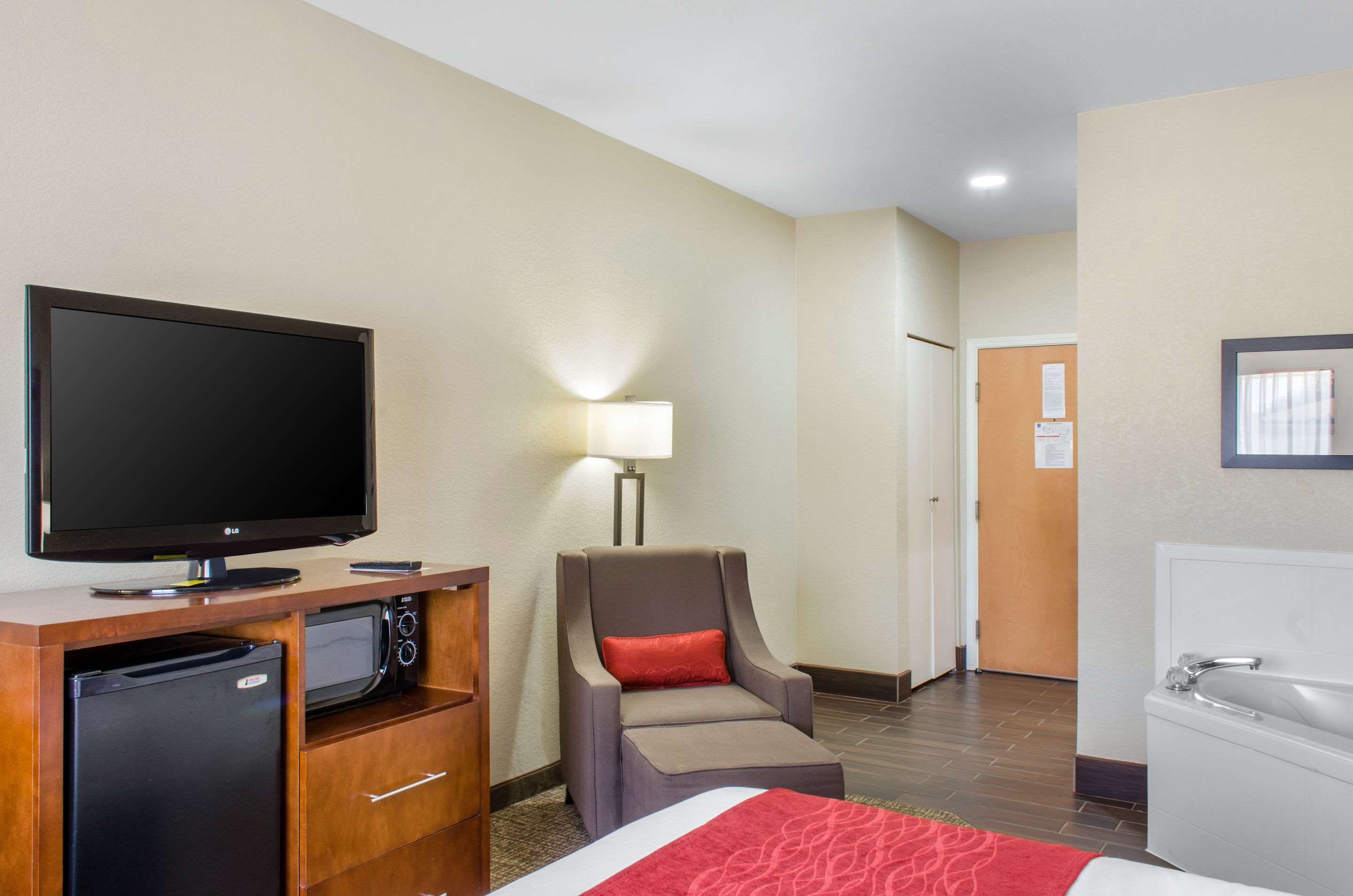 Comfort Inn & Suites Covington - Mandeville Photo