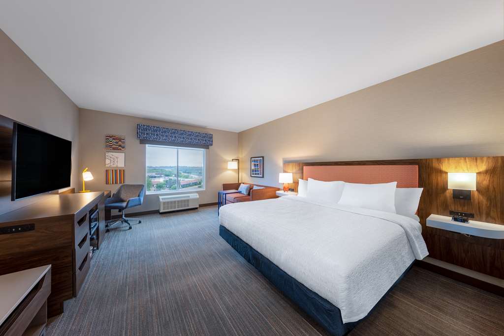 Hampton Inn Kansas City Southeast Image