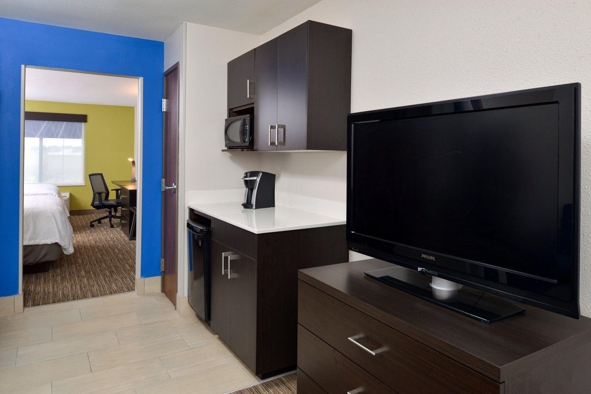 Holiday Inn Express & Suites Pueblo North Photo