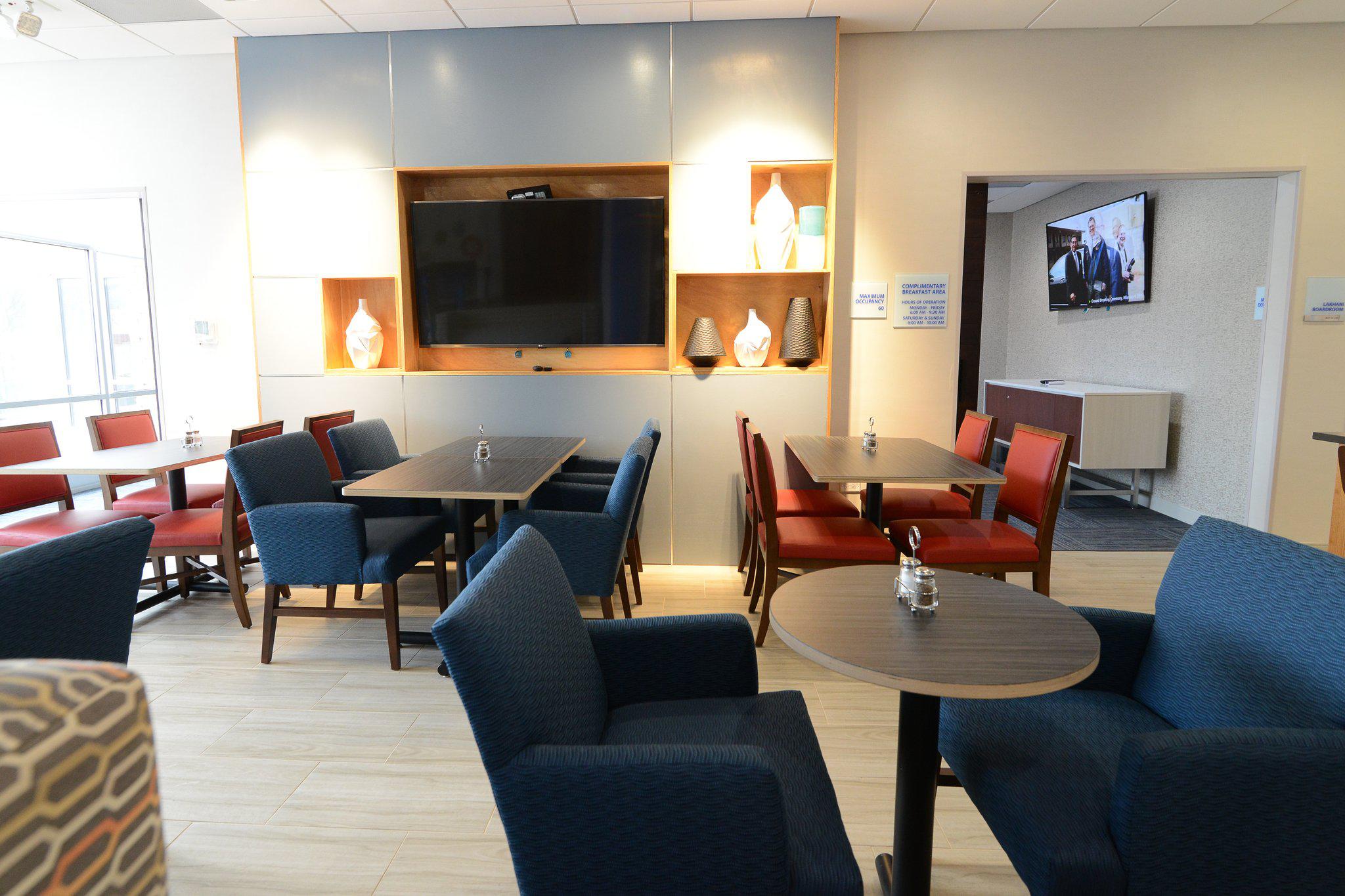 Holiday Inn Express & Suites Chicago North Shore - Niles Photo