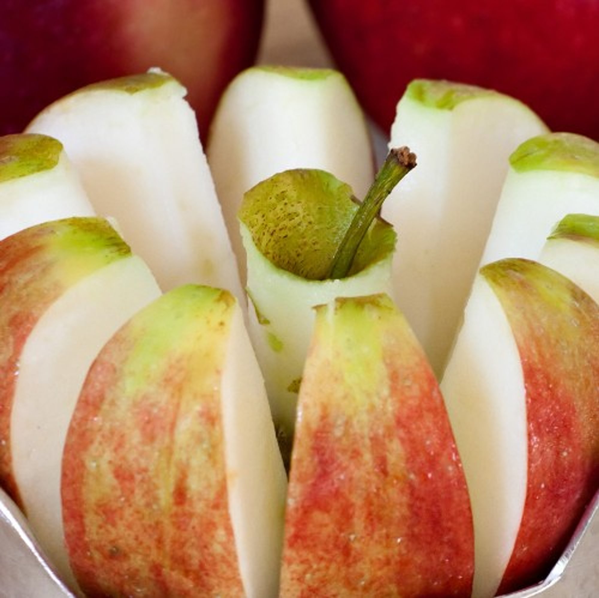 SLICED APPLES
