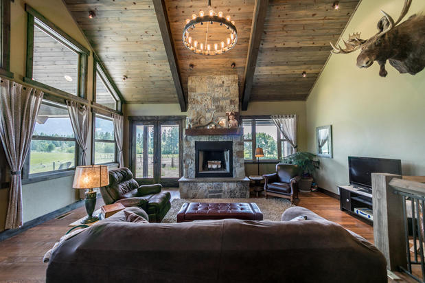 Images Carmen Hobson - TOUCHSTONE REAL ESTATE