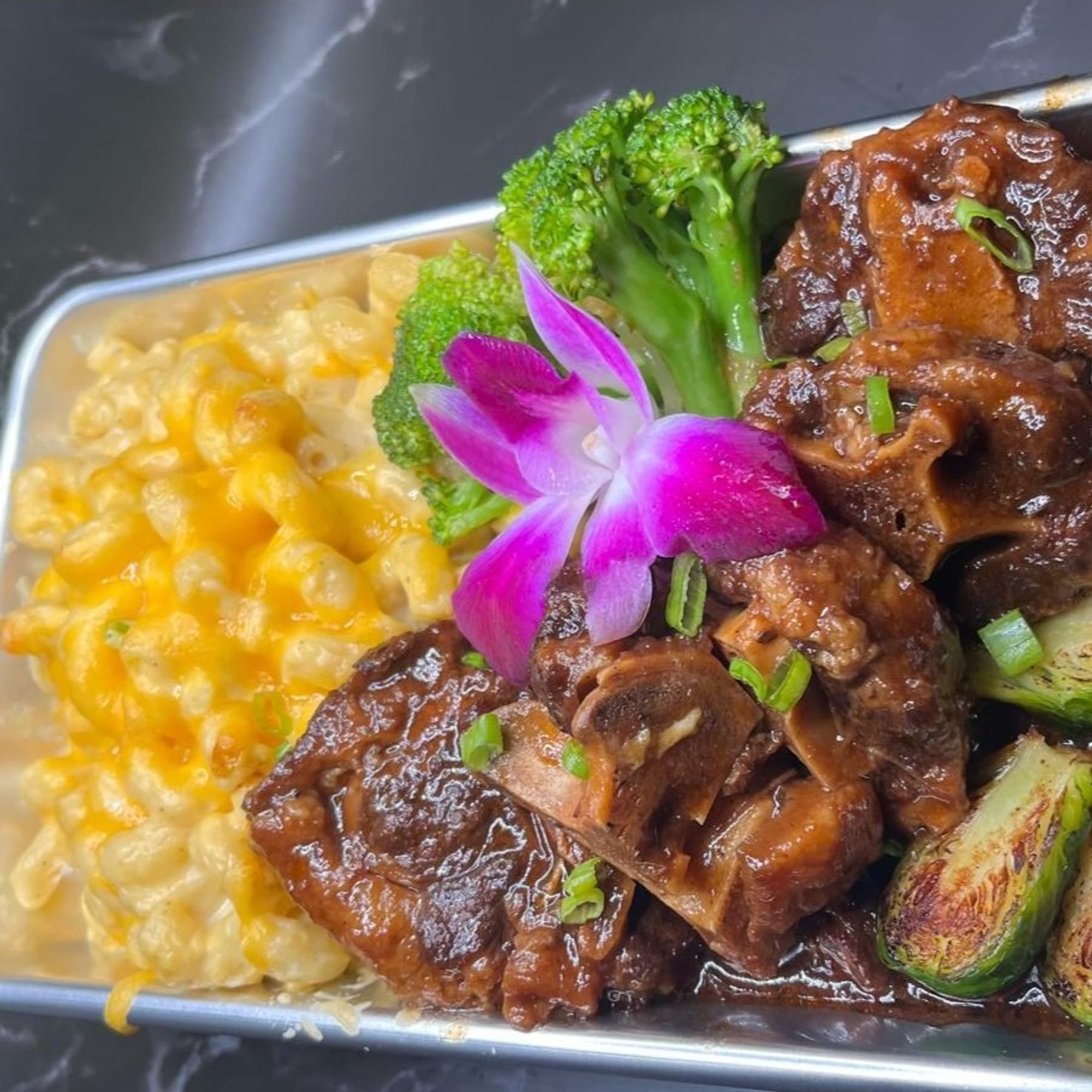 Sizzling Mac & Cheese Oxtails