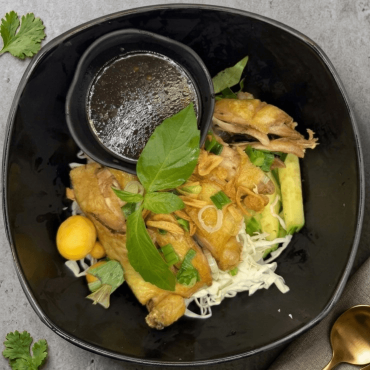 V10 Phở Trộn Đùi Gà Da Giòn - Dry Rice Noodle with Fried Chicken Quarter Leg