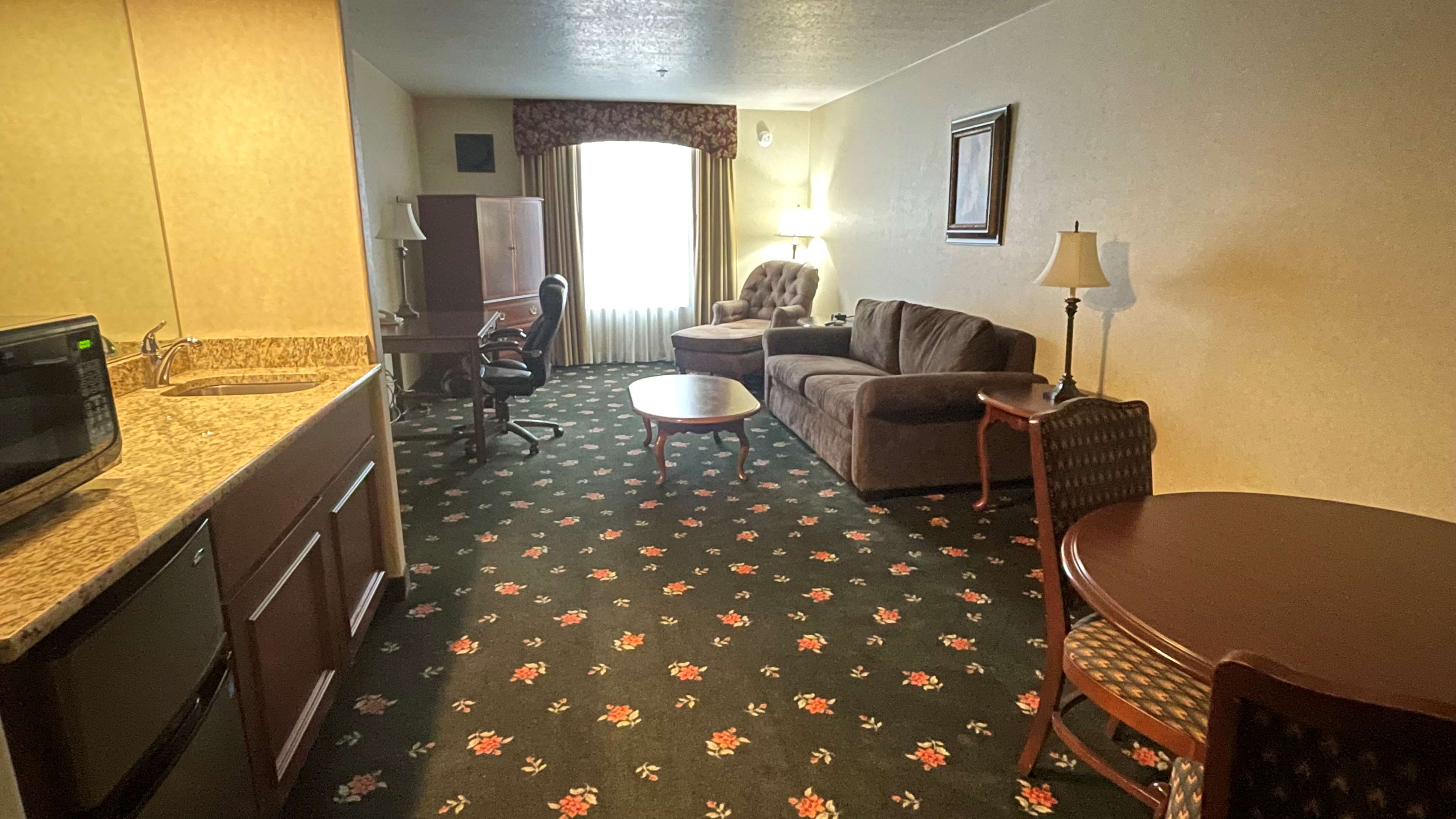 Junior Queen Suite Room