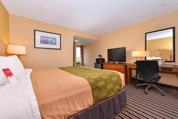 Images Econo Lodge Inn & Suites