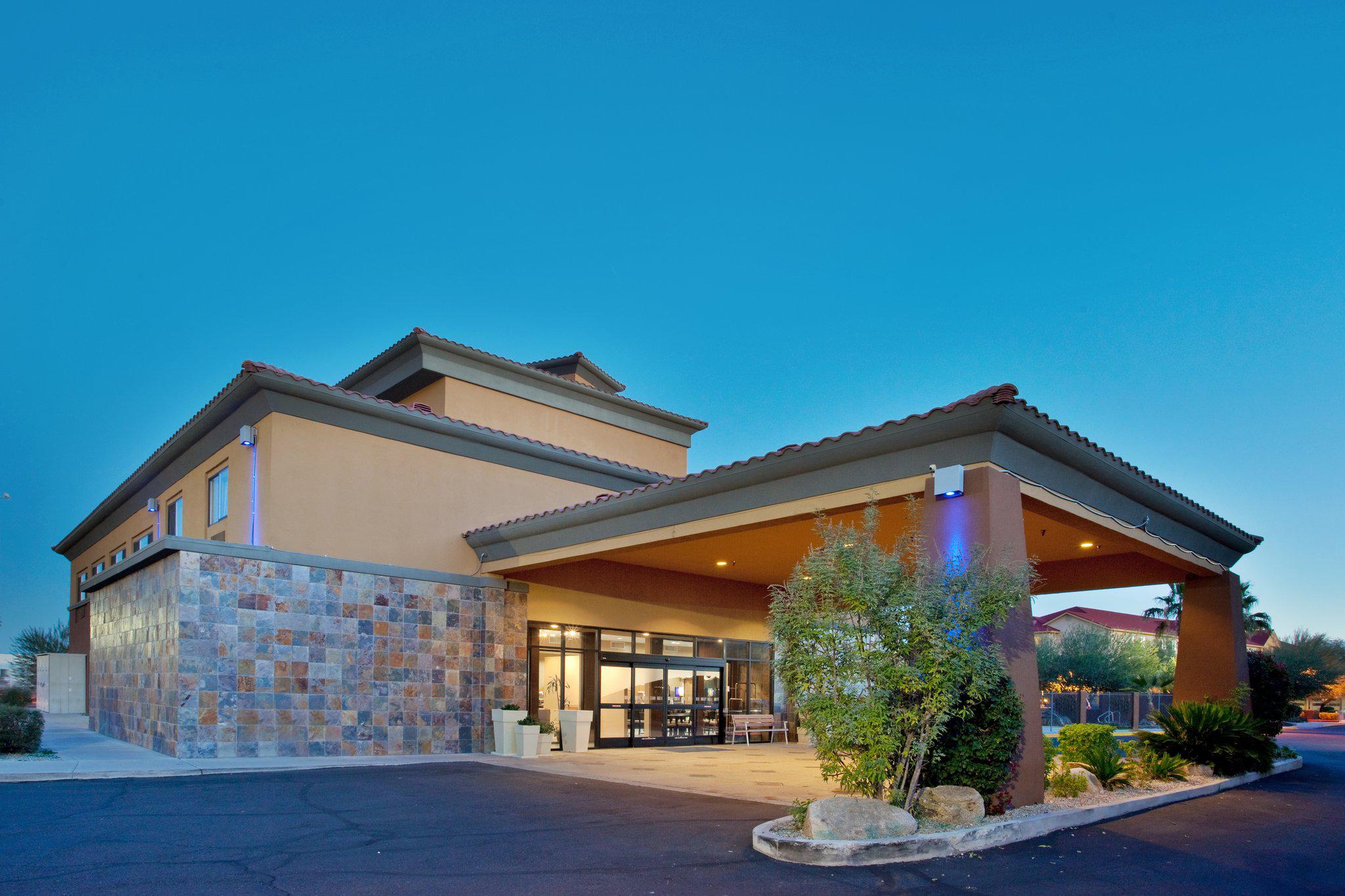 Holiday Inn Express & Suites Phoenix/Chandler (Ahwatukee) Photo