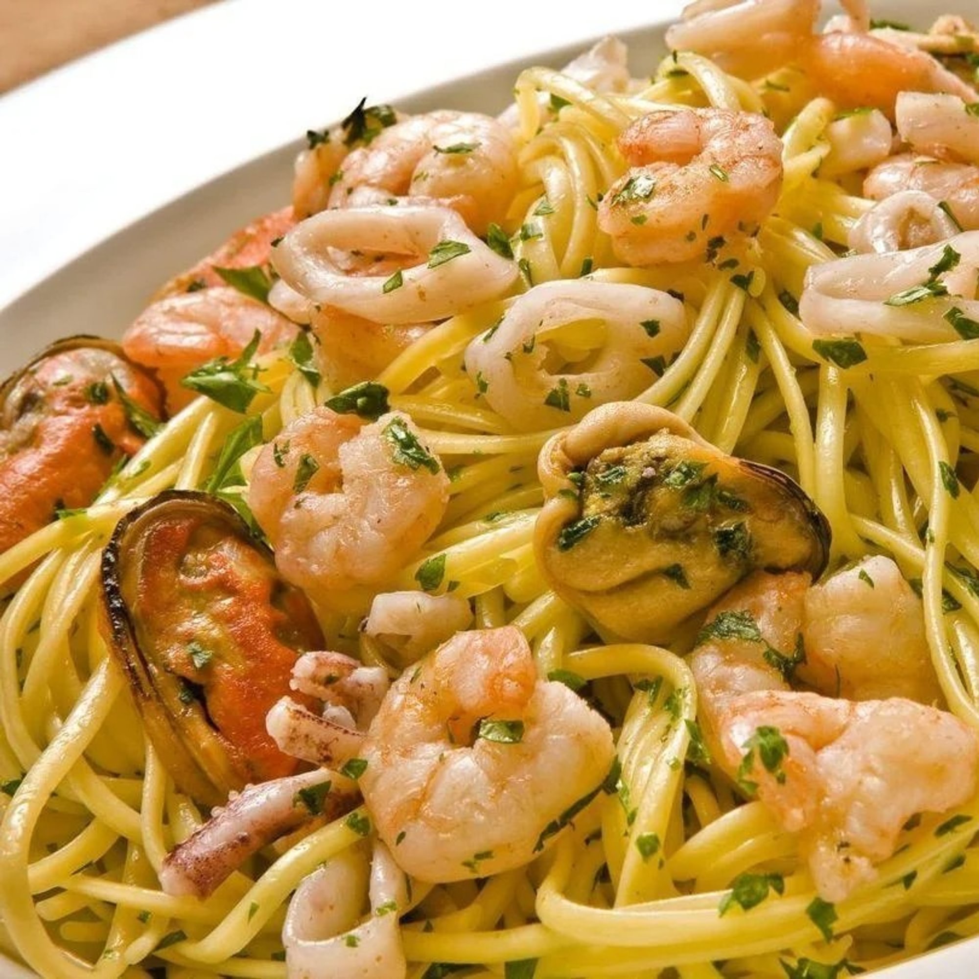 Frutos Do Mar c/ Pasta Em Molho Alfredo Ou A Marinheira