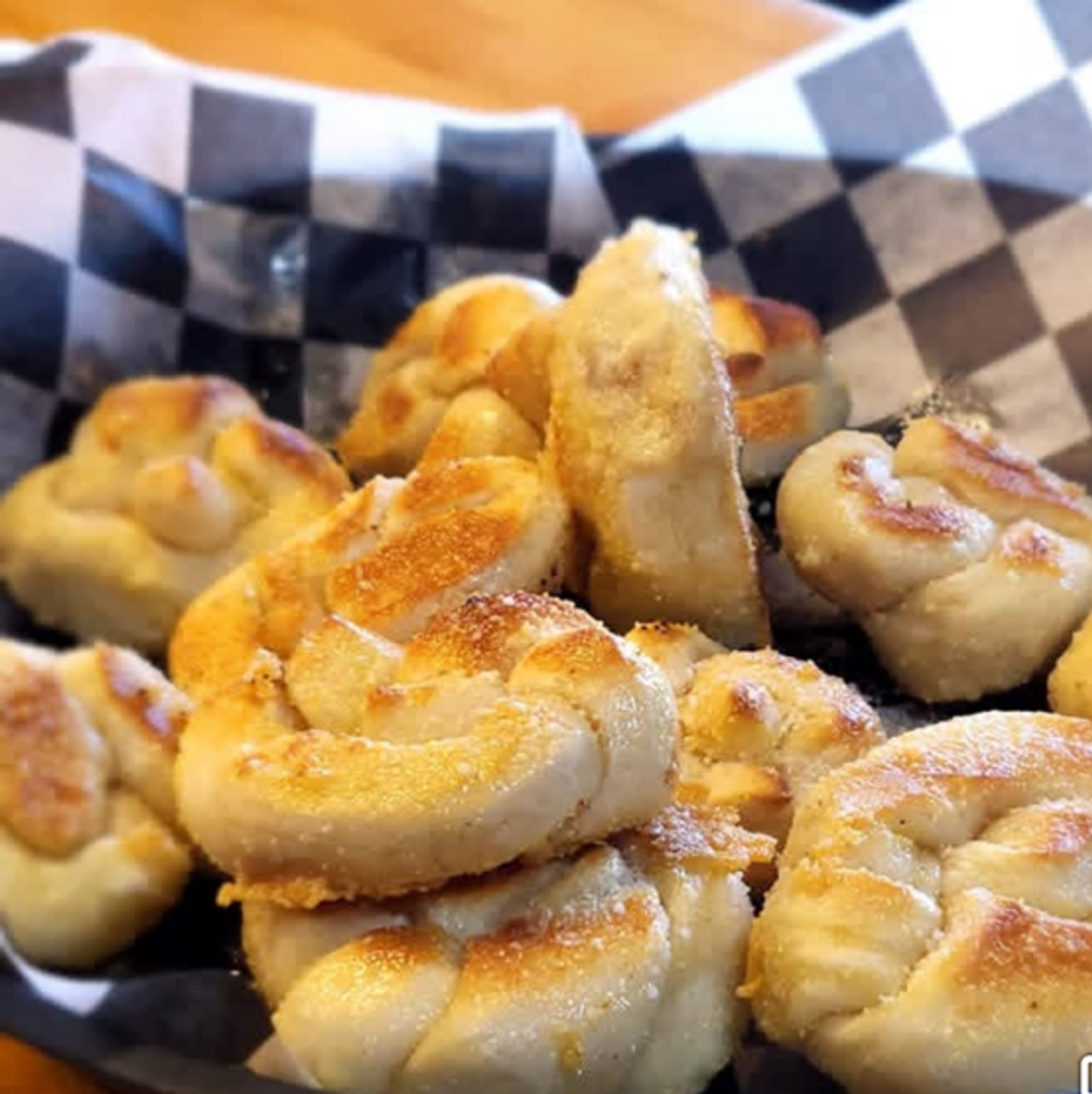 Garlic Cheese Knots