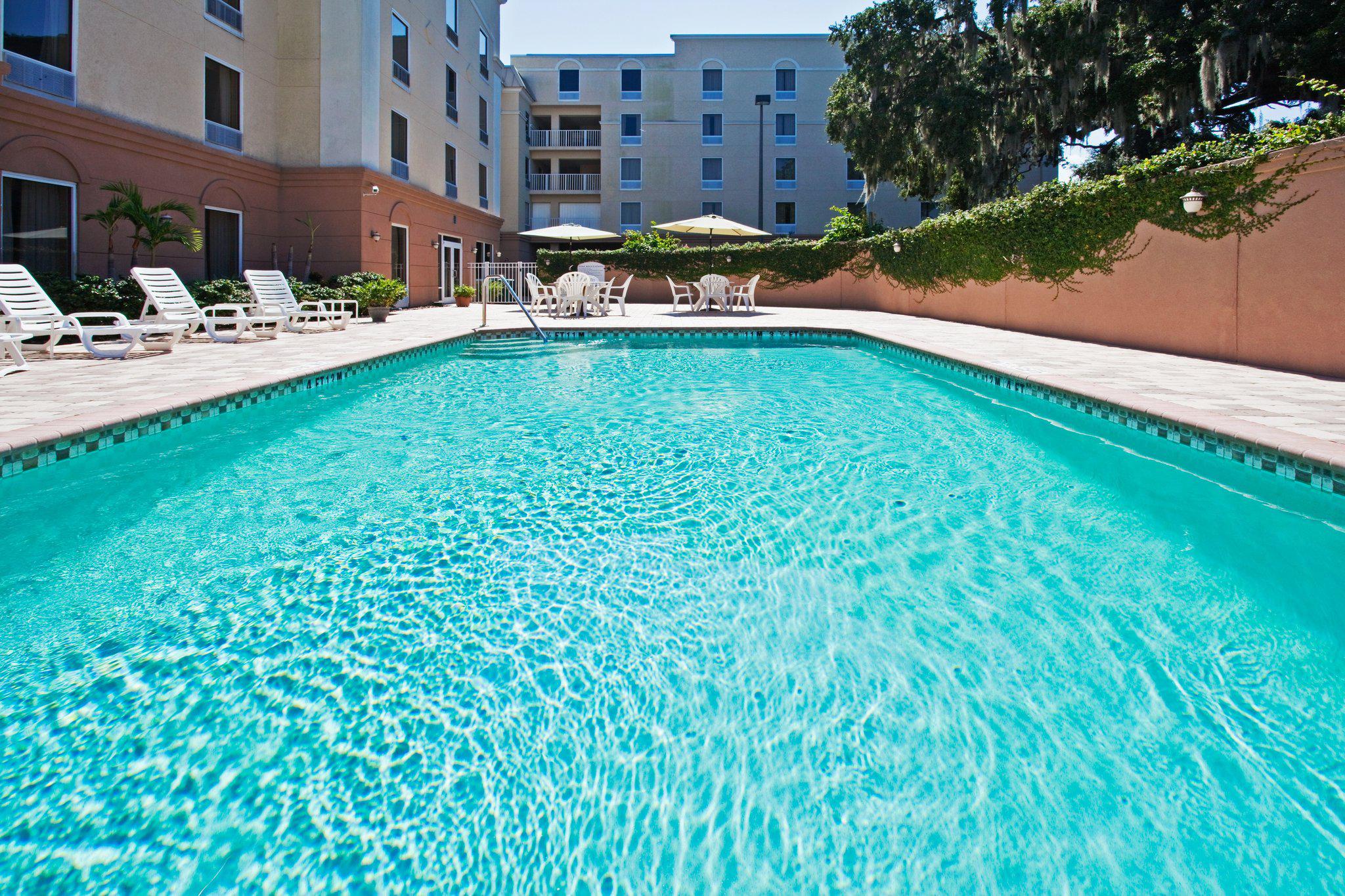 Holiday Inn Express & Suites Clearwater/US 19 N Photo
