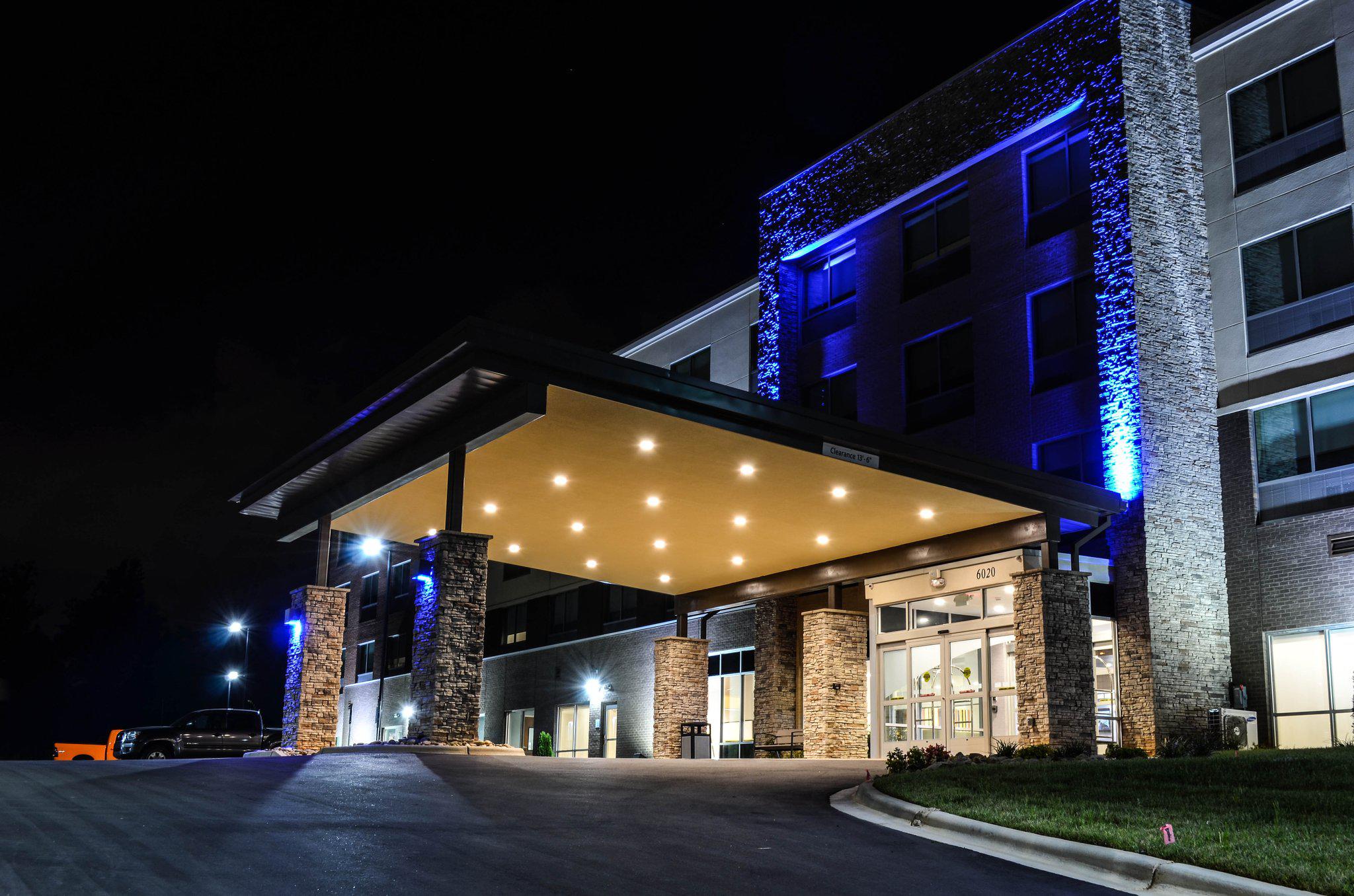 Holiday Inn Express & Suites Charlotte NE - University Area Photo