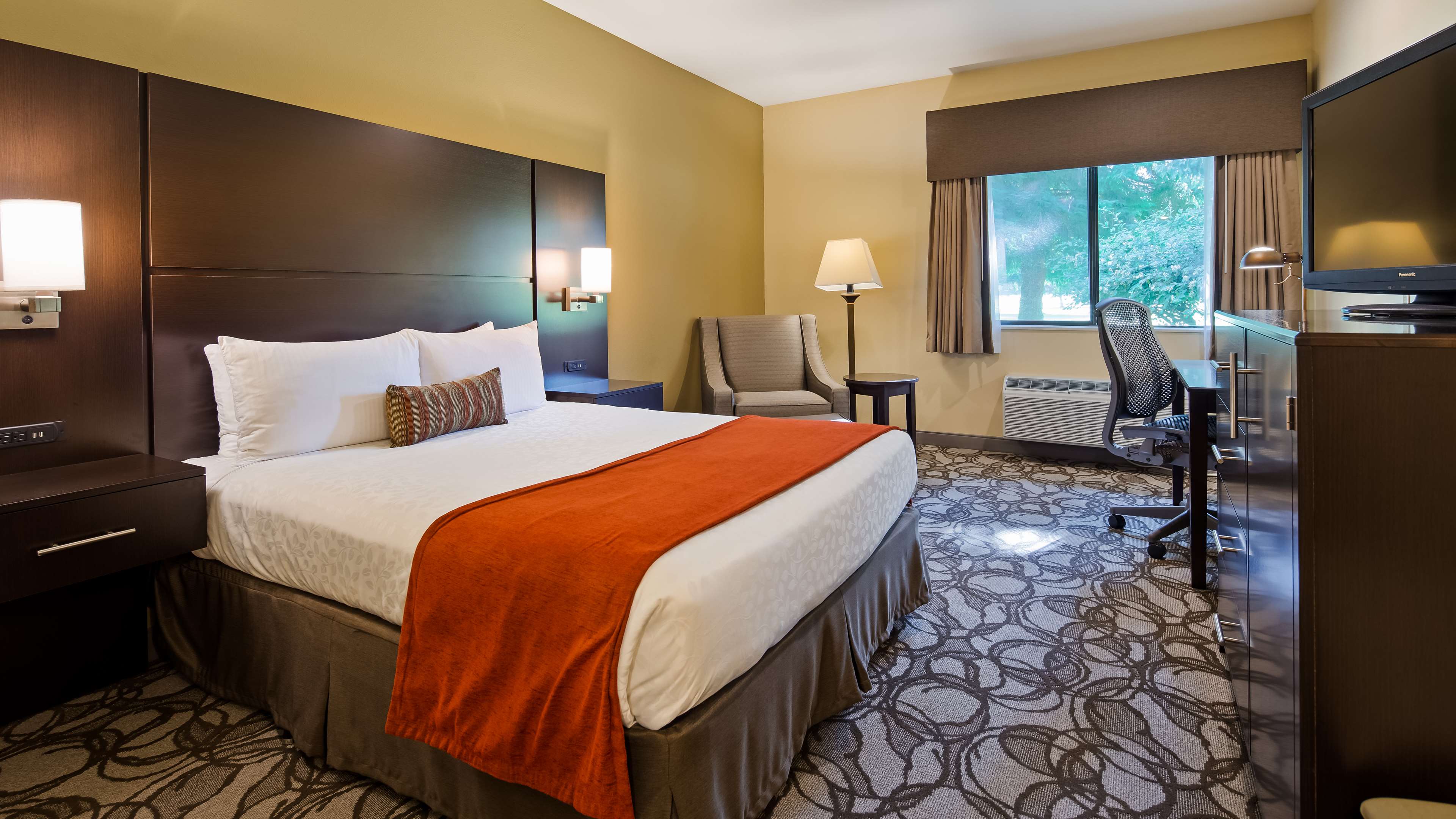 Best Western Plus Plaza by the Green Photo