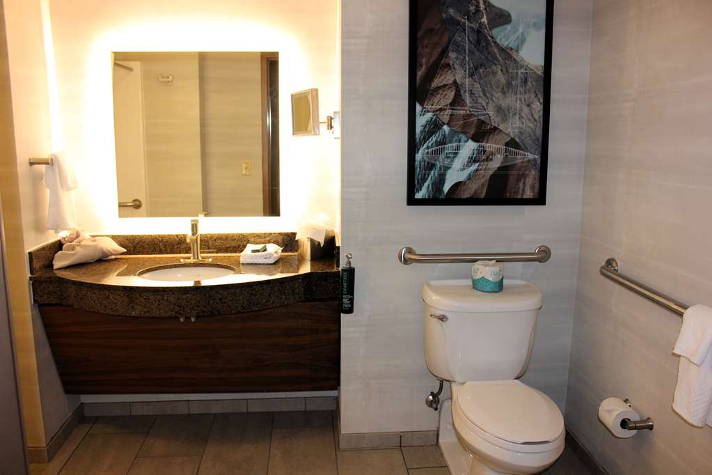 DoubleTree by Hilton Hotel Bay City - Riverfront Image