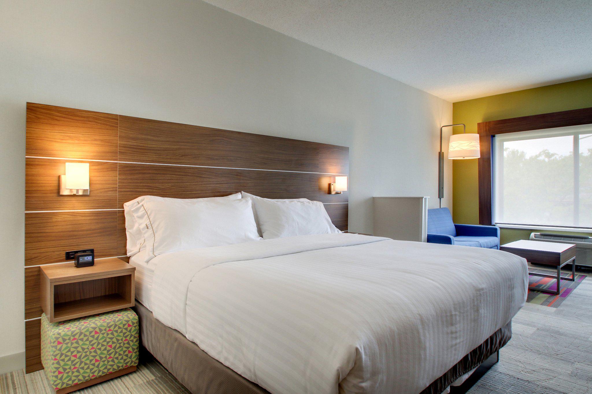 Holiday Inn Express & Suites Aurora - Naperville Photo