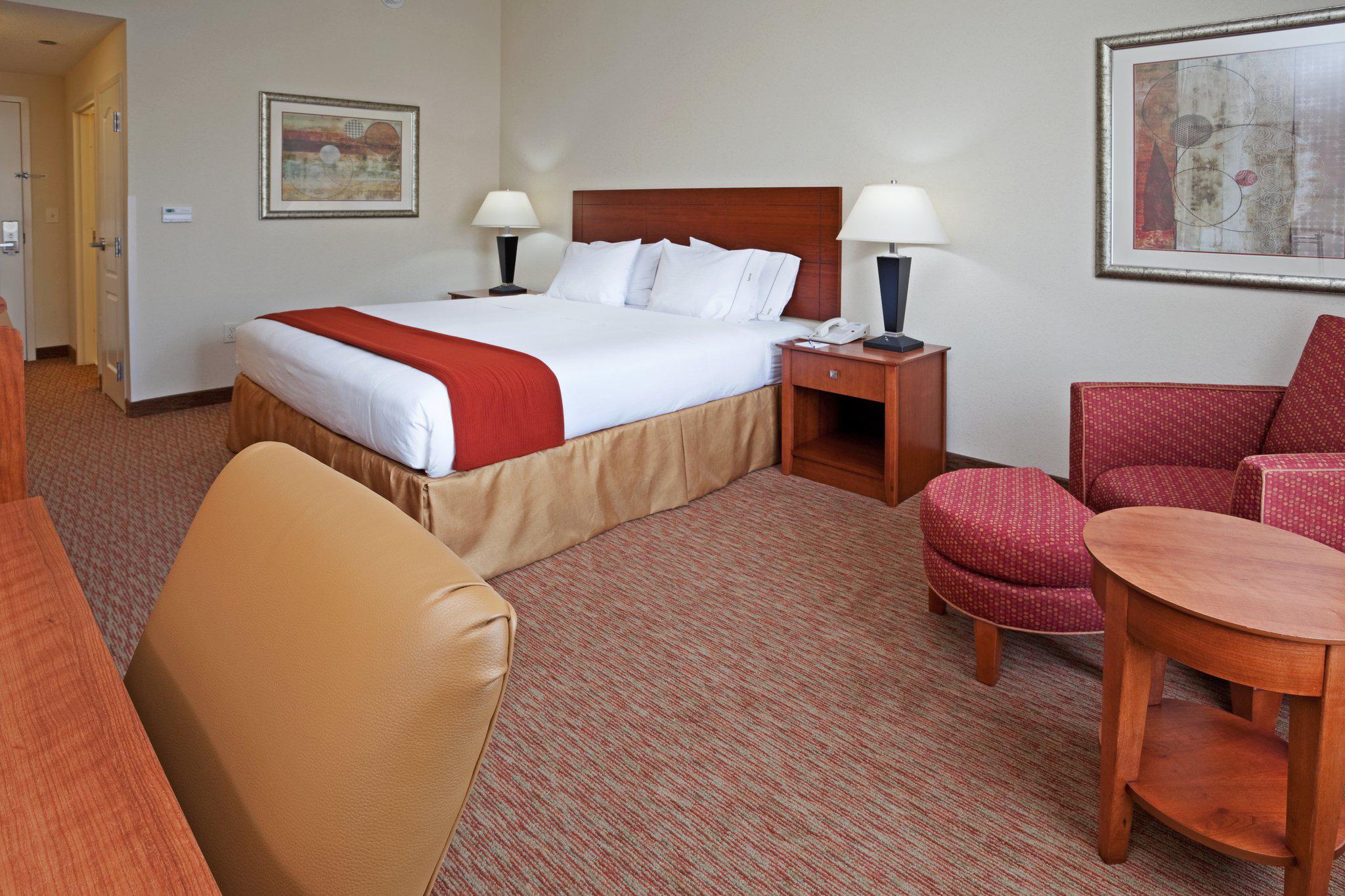 Holiday Inn Express & Suites Greensboro - Airport Area Photo