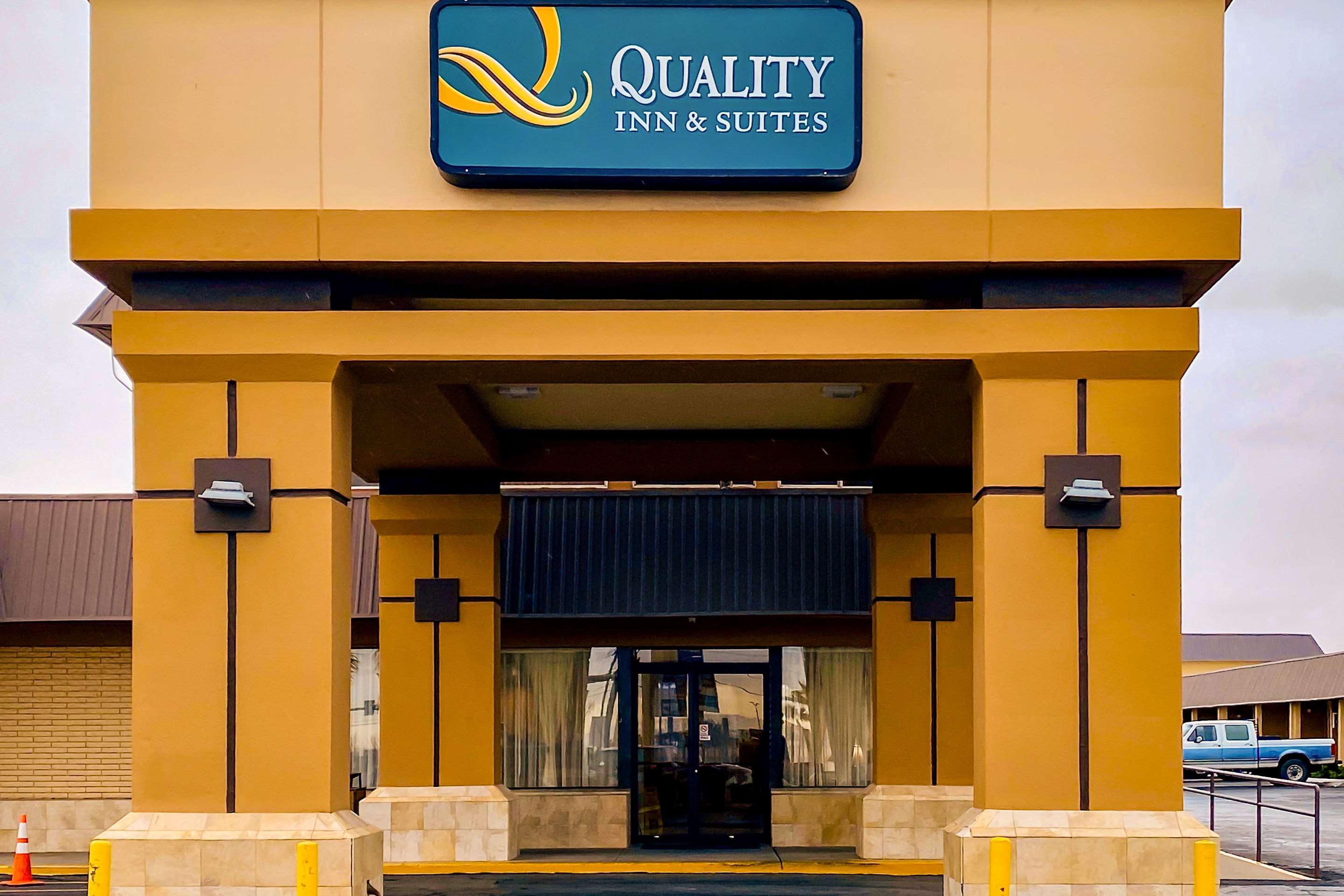 Quality Inn & Suites Airport Photo
