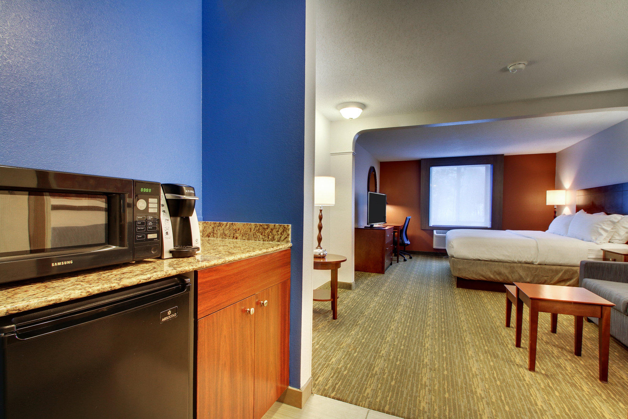 Holiday Inn Express & Suites Lincoln East - White Mountains Photo