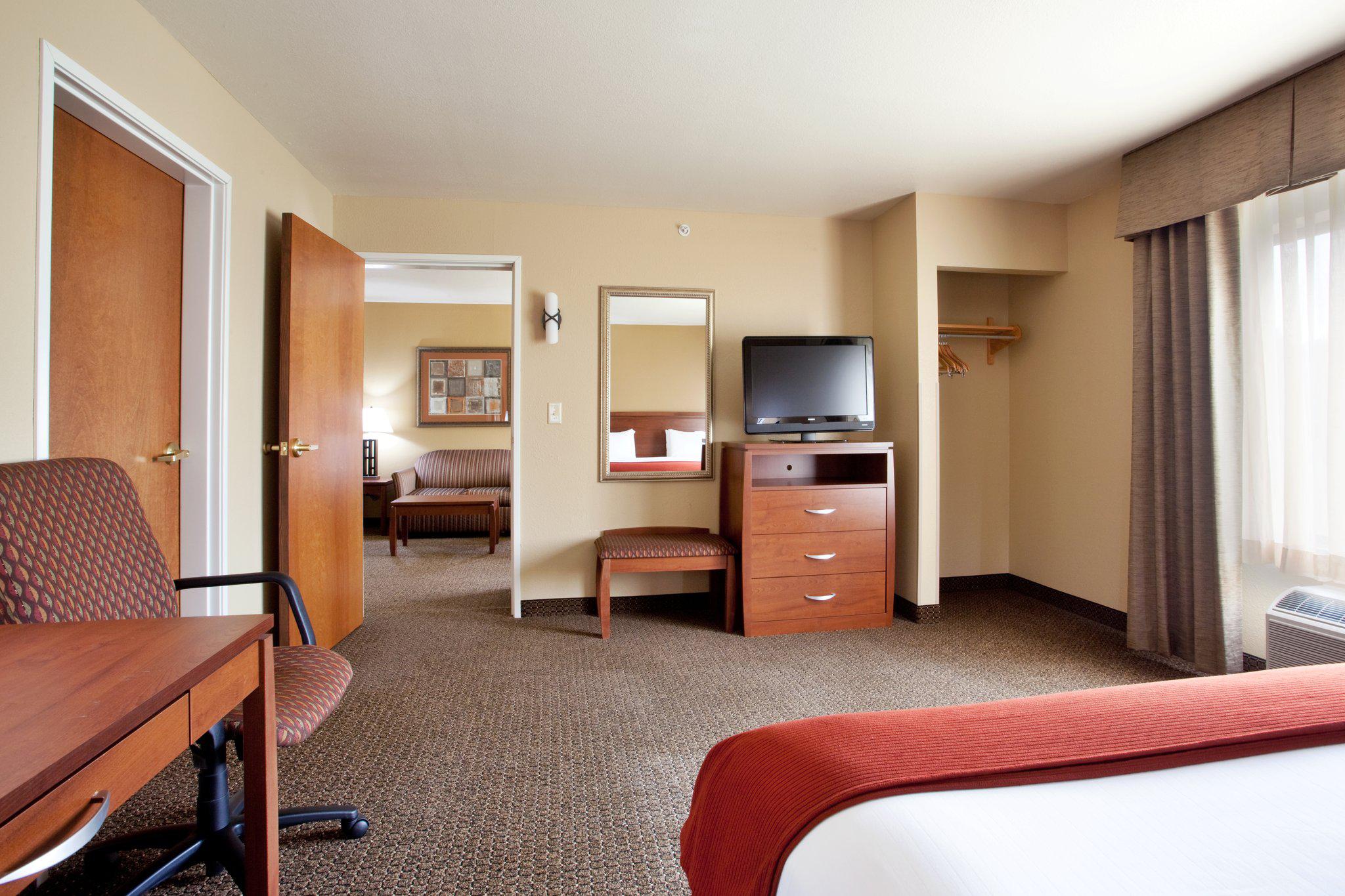 Holiday Inn Express & Suites Lewisburg Photo