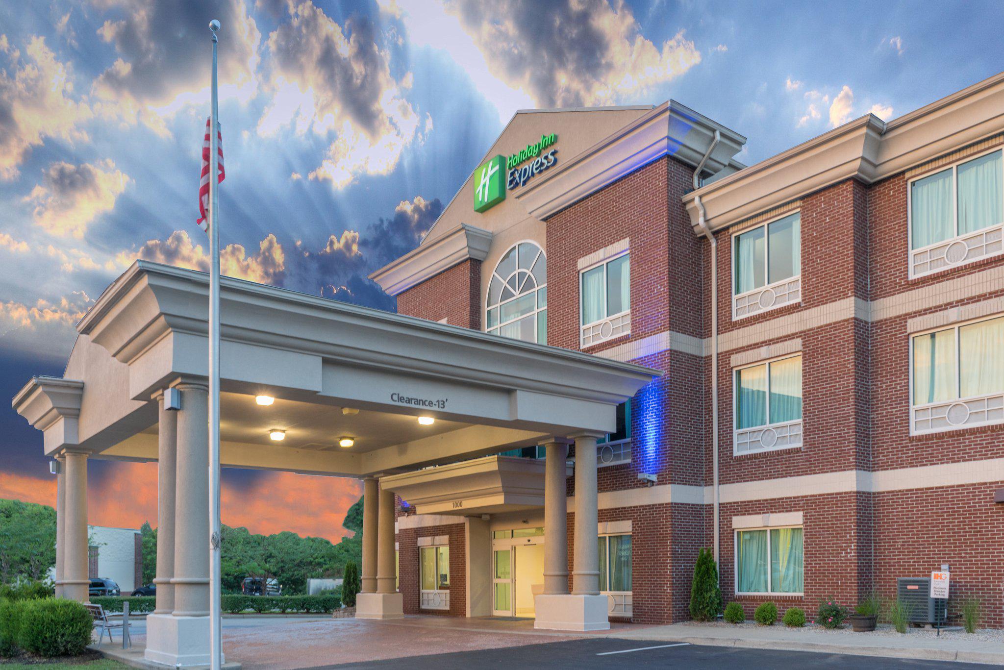 Holiday Inn Express & Suites Frankfort Photo