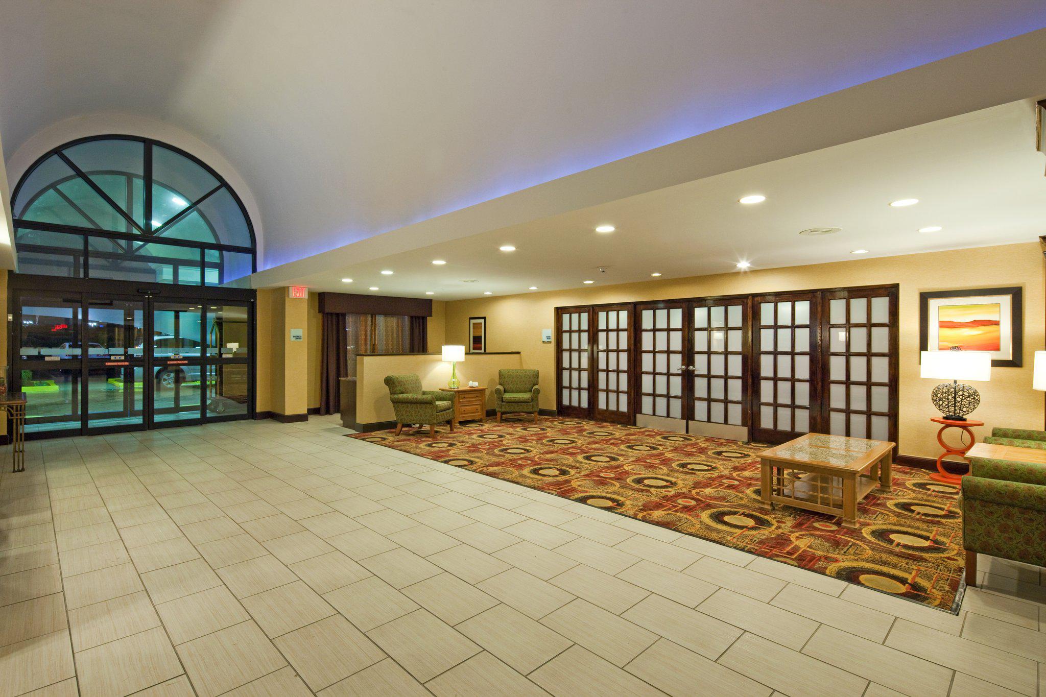 Holiday Inn Express & Suites Ridgeland - Jackson North Area Photo