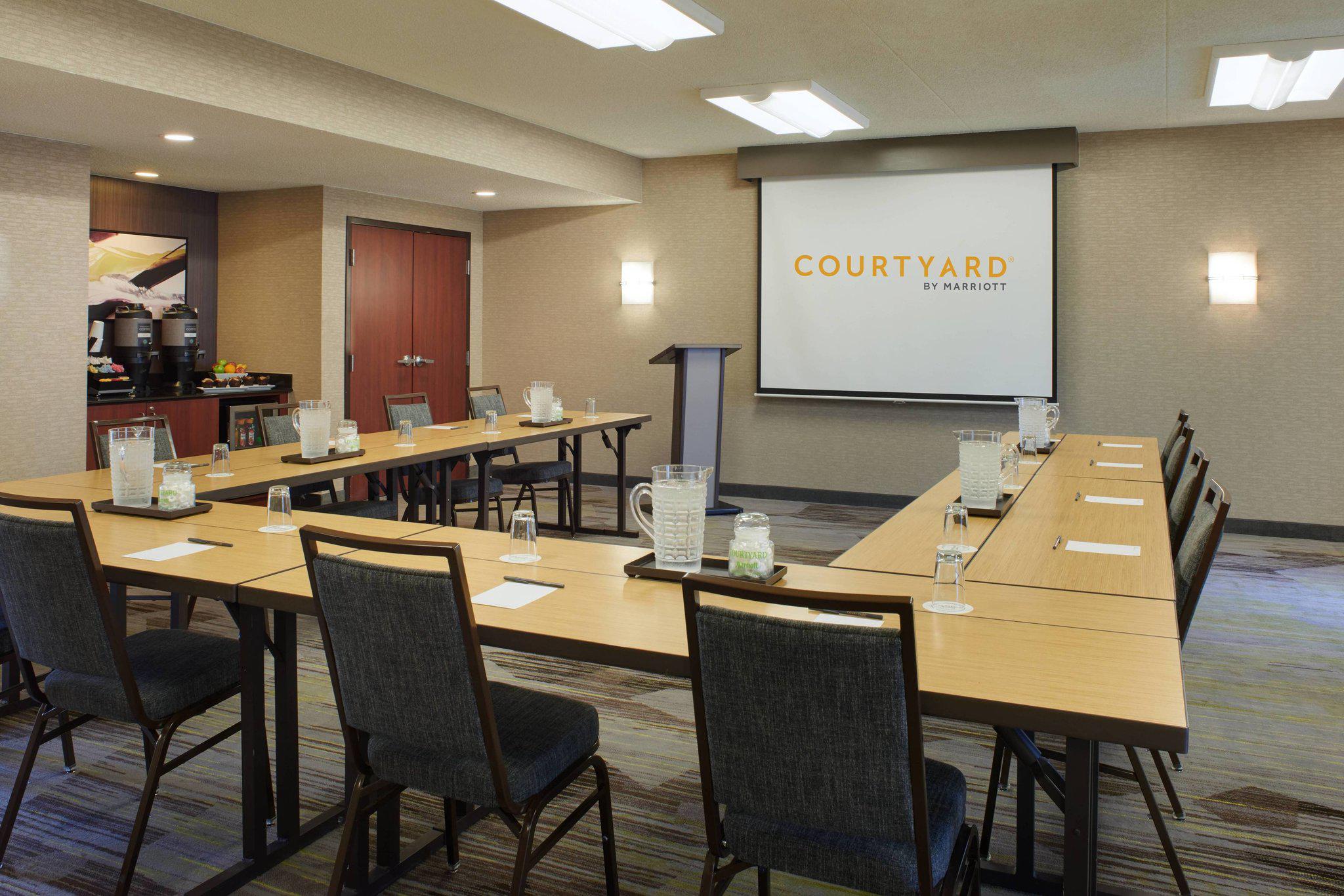 Courtyard by Marriott Detroit Dearborn Photo